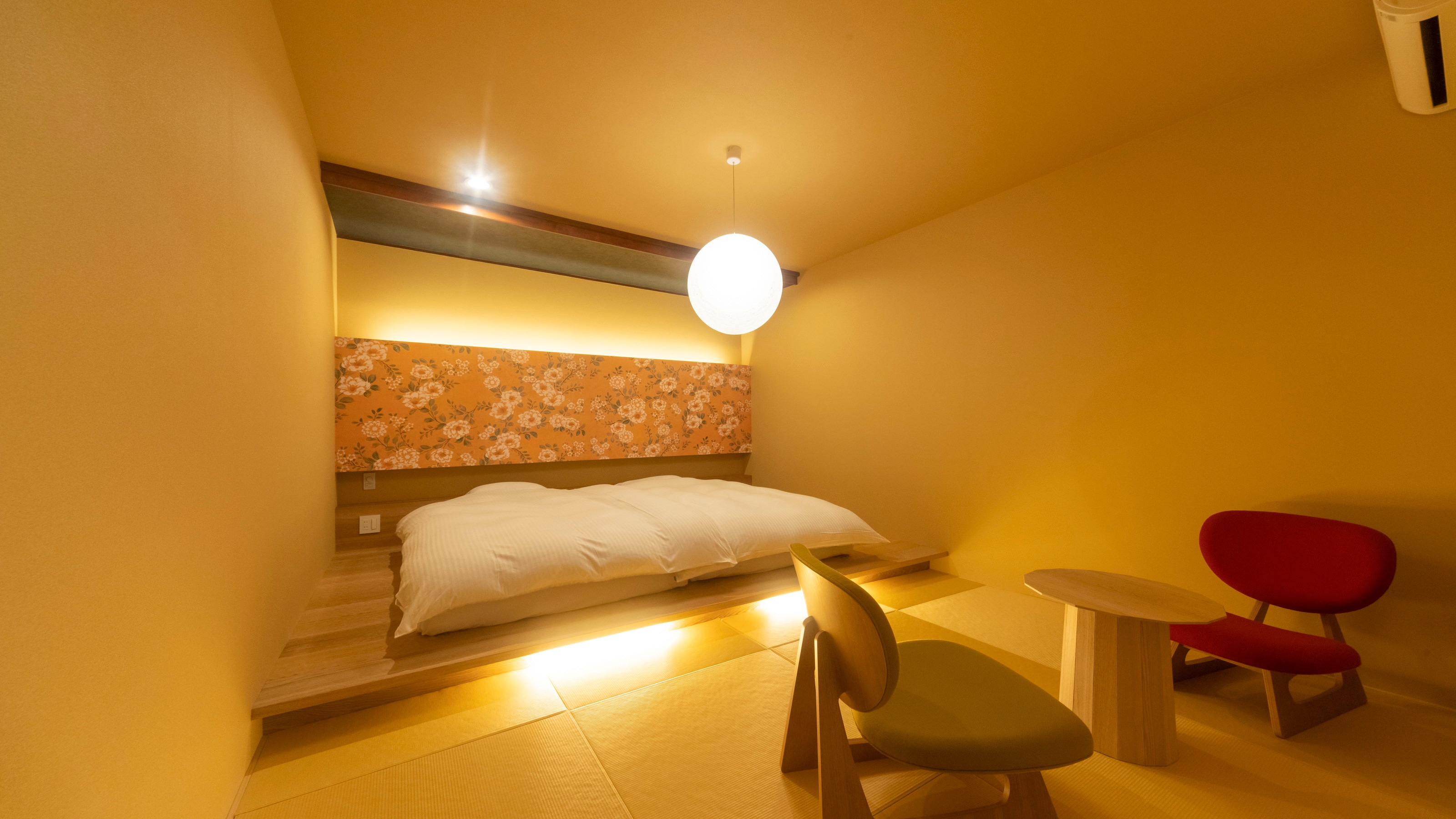 【附有流水溫泉檜木半露天浴池的大房】10張榻榻米的日式房+附有檜木大浴池的雙床房。