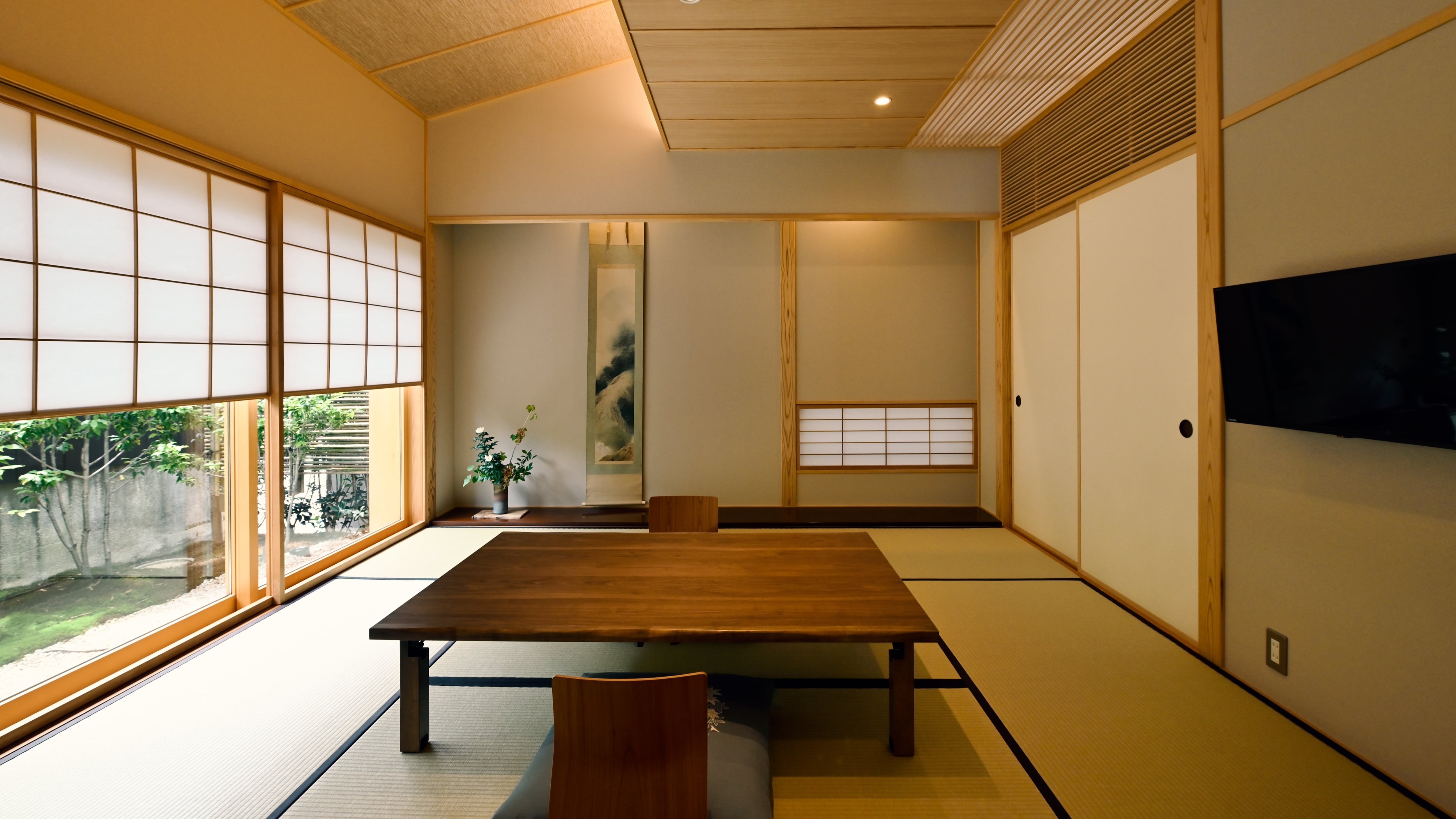 [Guest room with next room (bed)] Main room 8 tatami mats + 6 tatami mats with half open-air bath from hot spring source