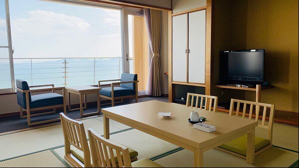 [Kamar bergaya Jepang 8 tikar tatami] Ruang yang tenang di mana angin laut dan sinar matahari yang lembut menyinari]
