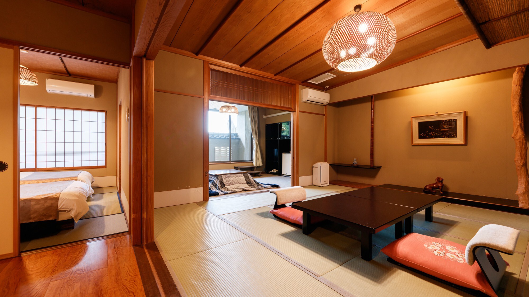 Pure Japanese-style guest rooms with private dog run