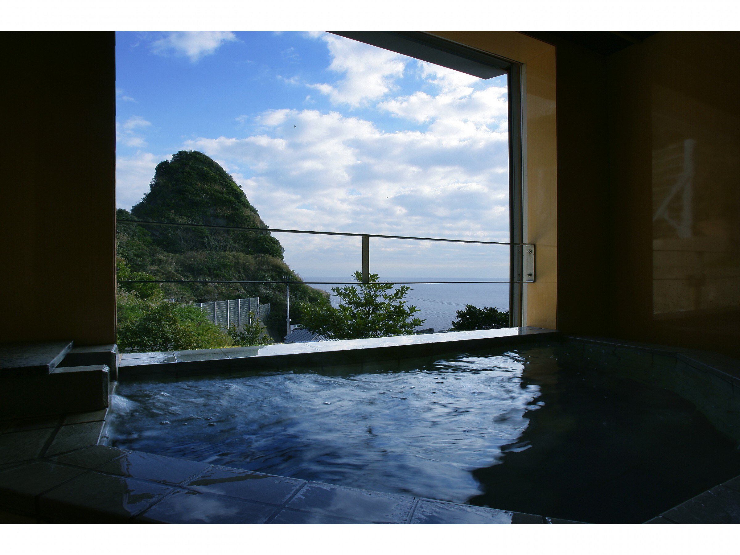From the private bath / semi-open-air bathtub with a view of the sea, you can enjoy the hot water while looking at the blue sea ...
