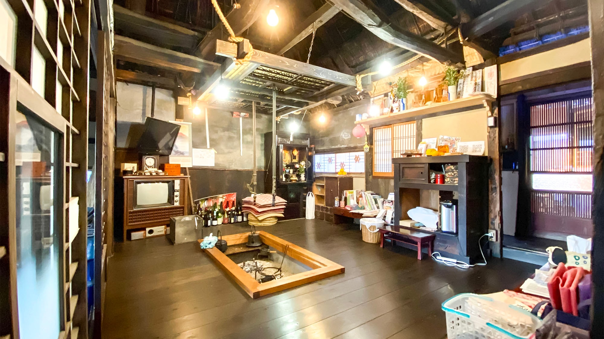 ・ It is an old folk house with a heartwarming thatched roof in a calm and quiet countryside.