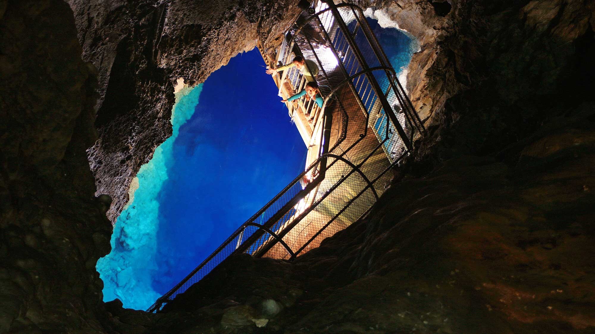 [Nearby sightseeing] Ryusen Cave's first underground lake gives you a sense of the mysteries of time and nature.