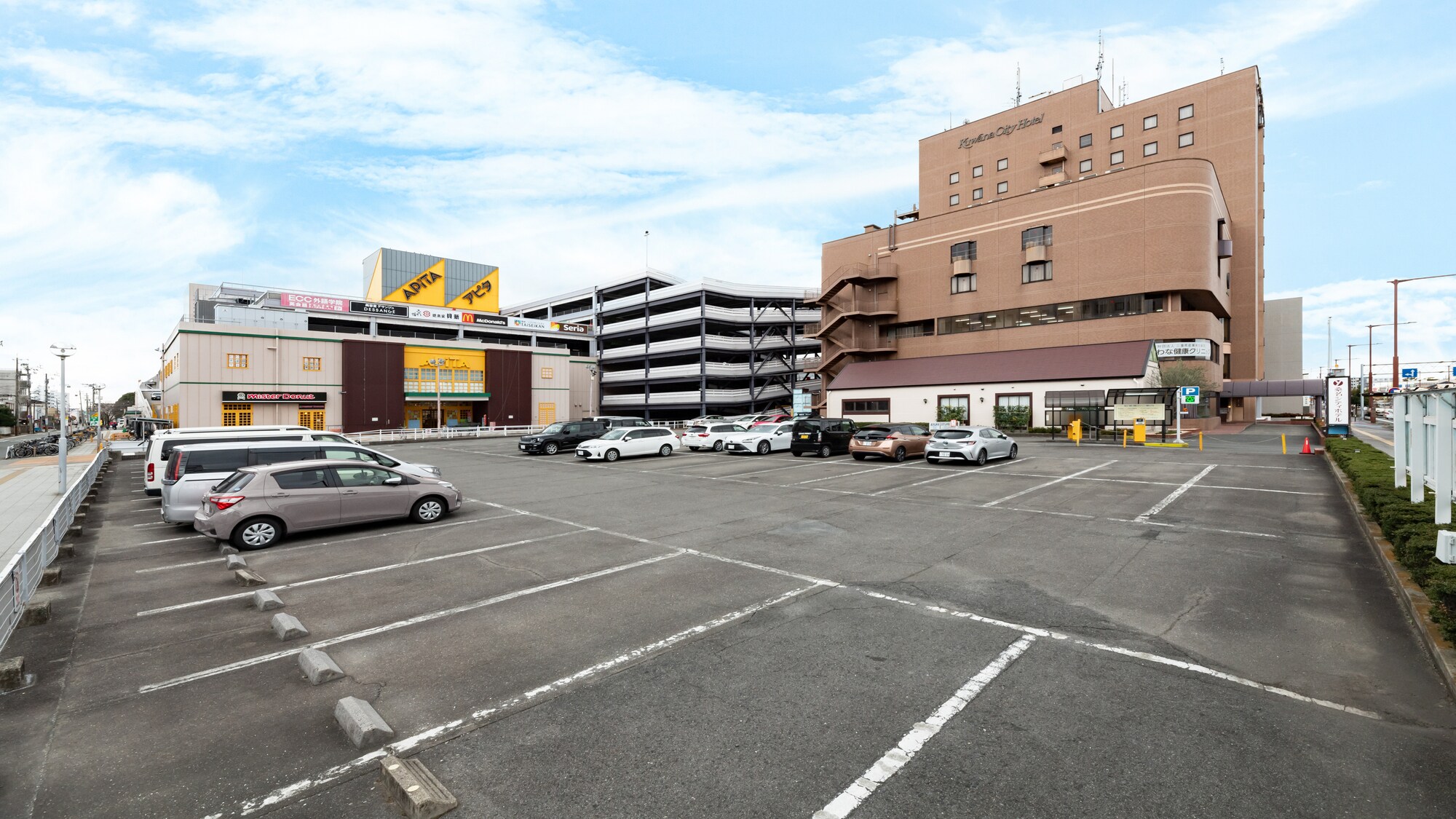 Kuwana City Hotel Parking Lot