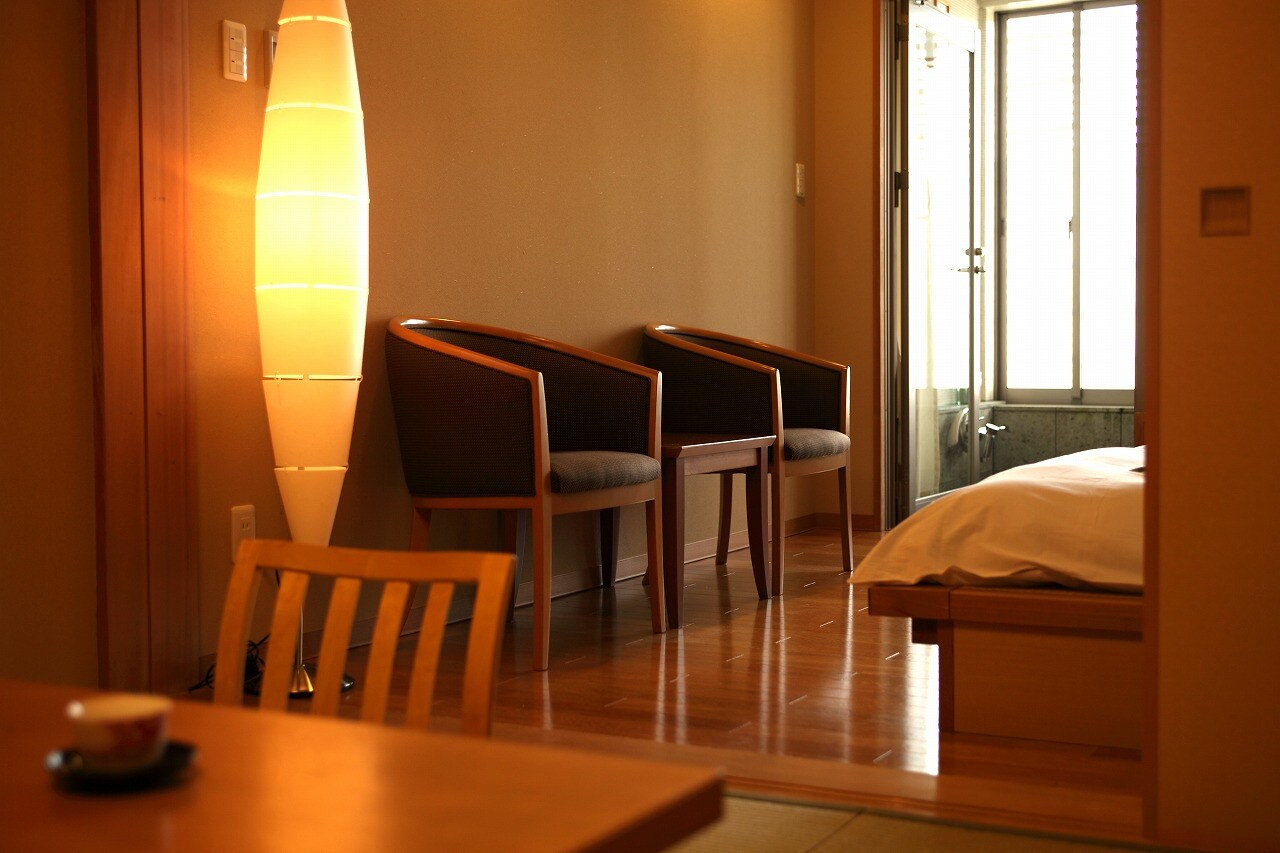 Japanese-Western style room with Shigaraki ware ceramic bath, Kikyo bedroom
