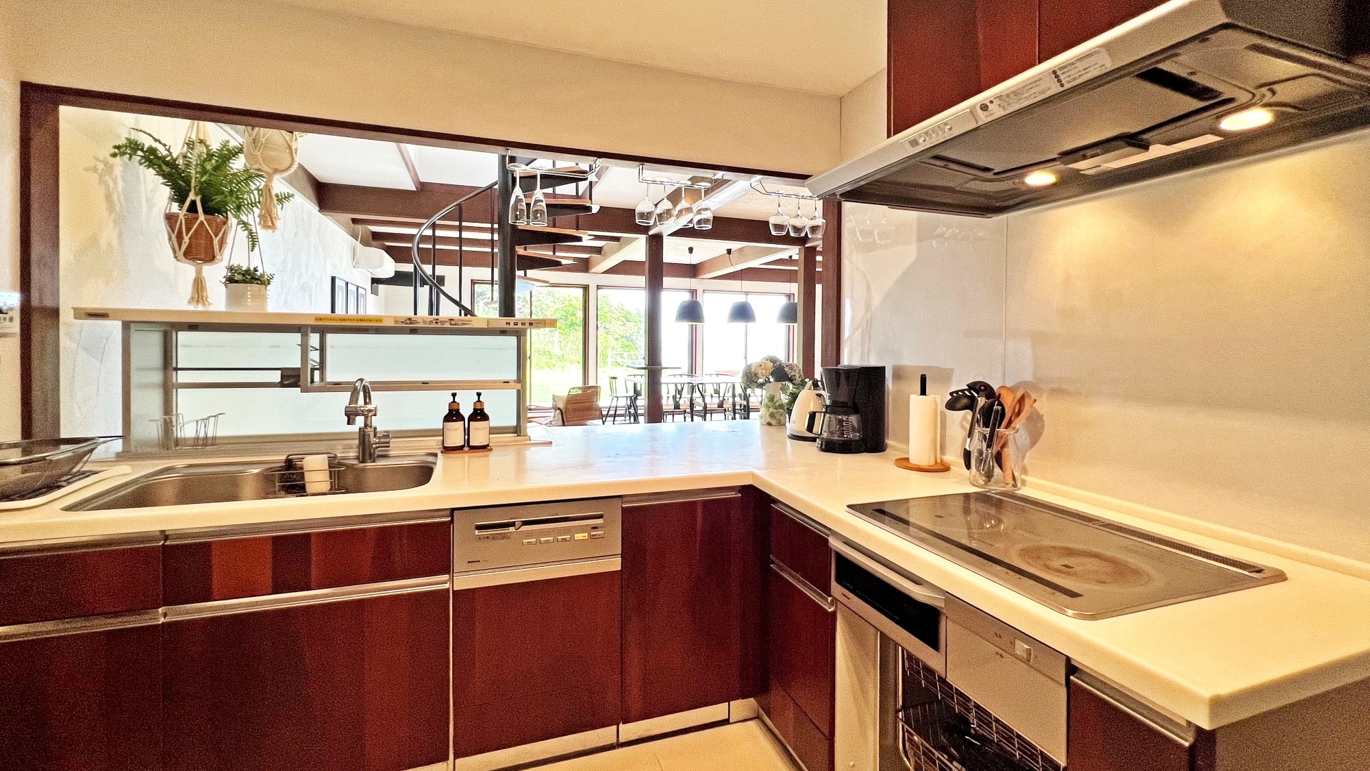 Spacious kitchen/equipped with refrigerator, dishwasher, rice cooker, etc.