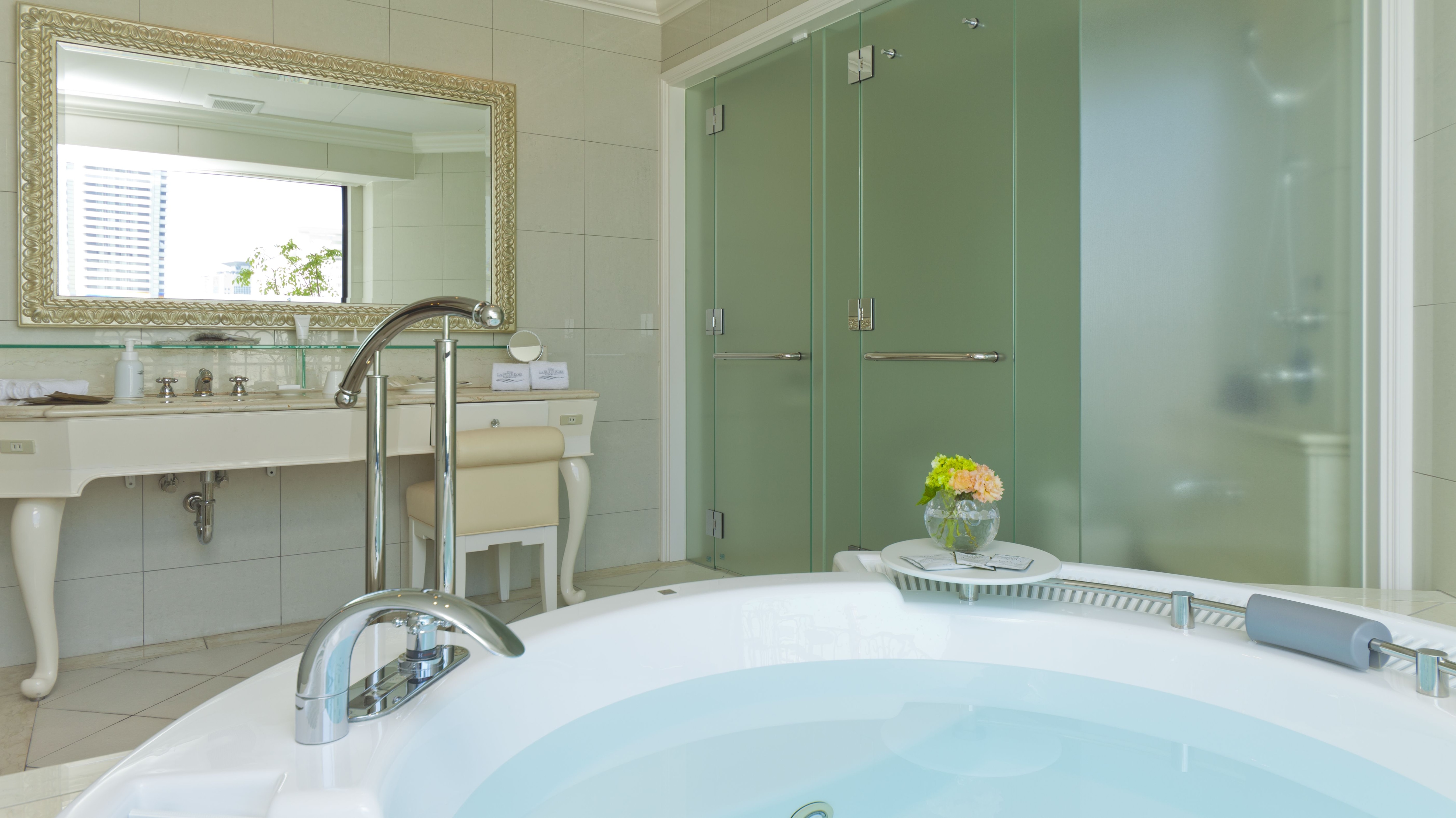 Pemandian jacuzzi melingkar besar yang dibuat oleh Jackson (kamar deluxe)
