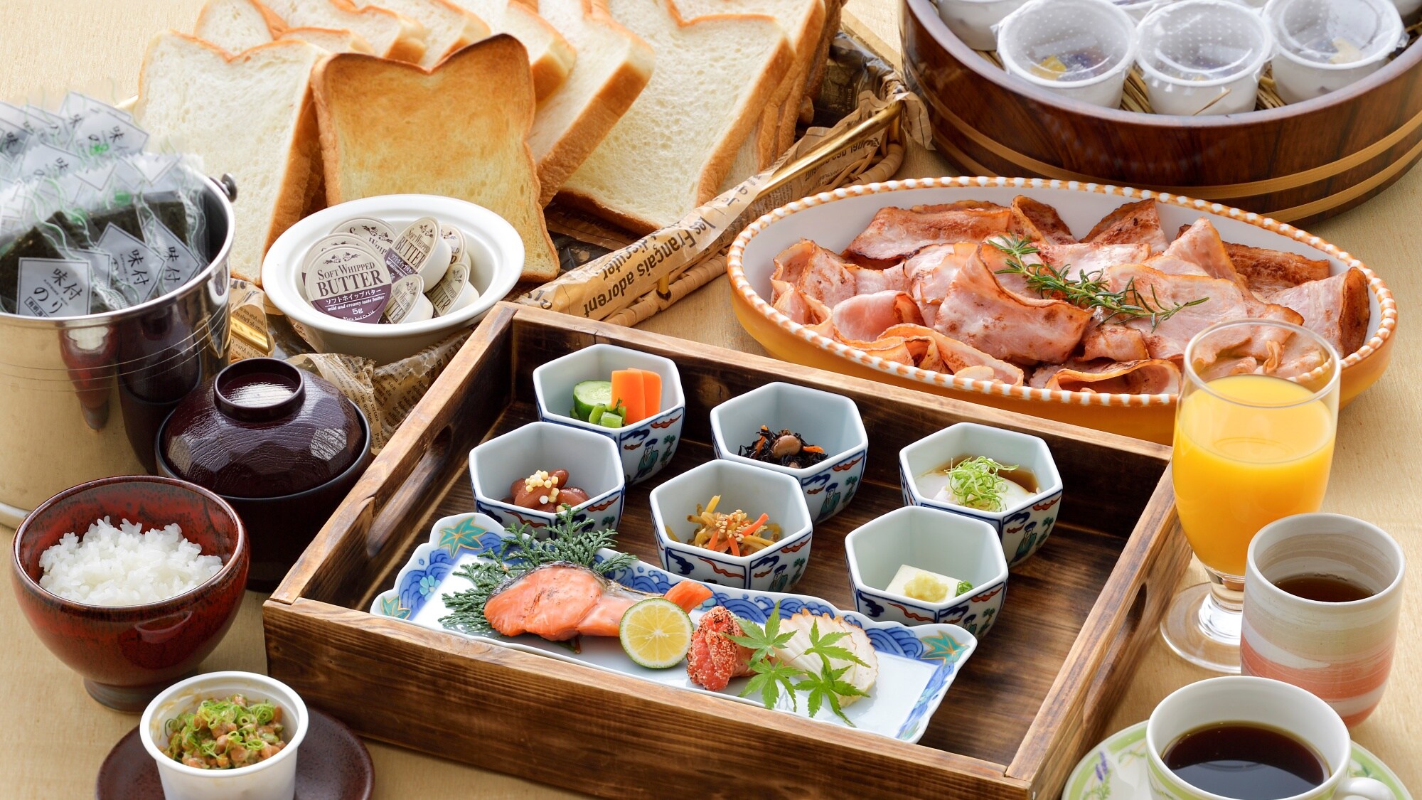 [Breakfast] Japanese set meal and self-service breakfast.