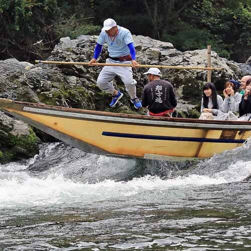 [Berperahu di Sungai Hozugawa] Momen jeram! Semangat sang pemimpin meluap-luap (Gambar Penghargaan Lomba Perahu Sungai Kameoka Hozugawa, h2711)