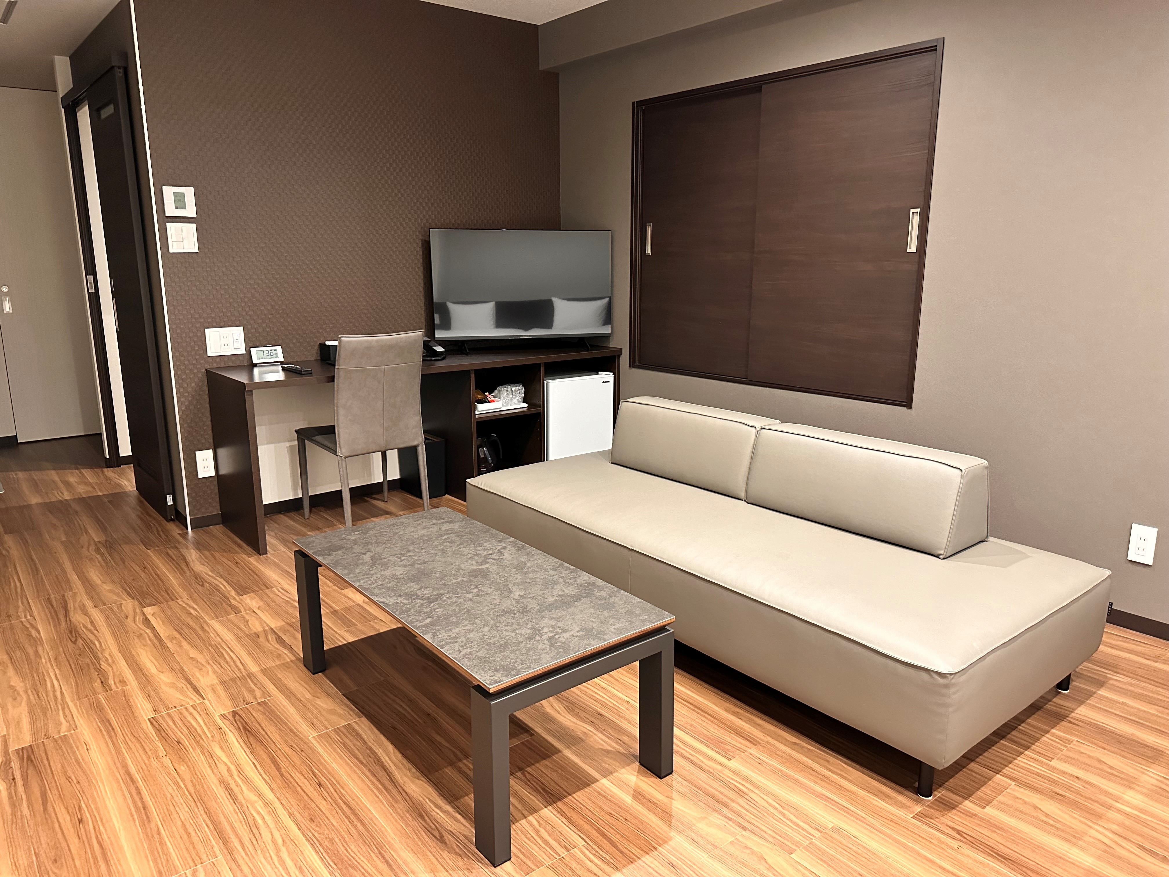 Ví dụ: Phòng Deluxe Twin có ghế sofa