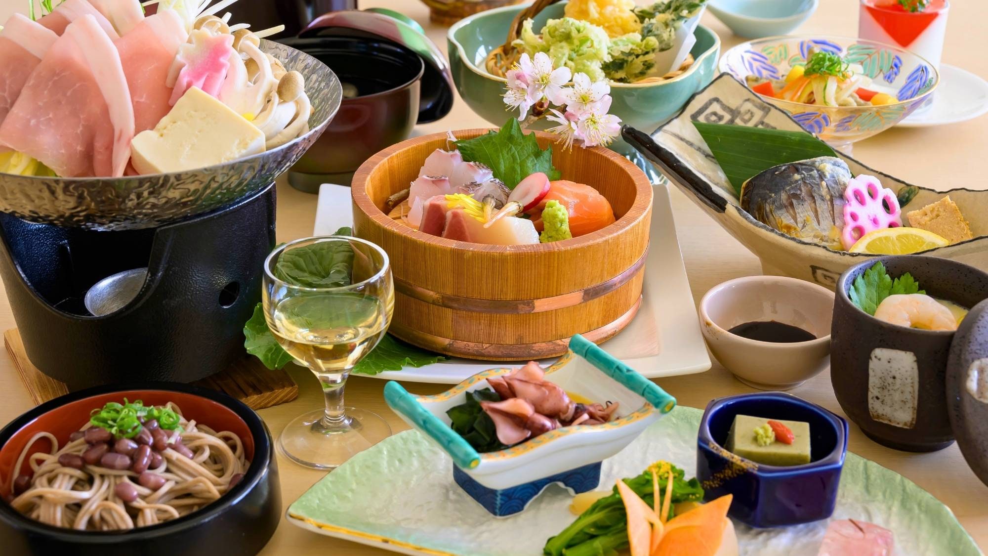 春季当地怀石料理。品尝野生植物和萤鱿等时令食材。