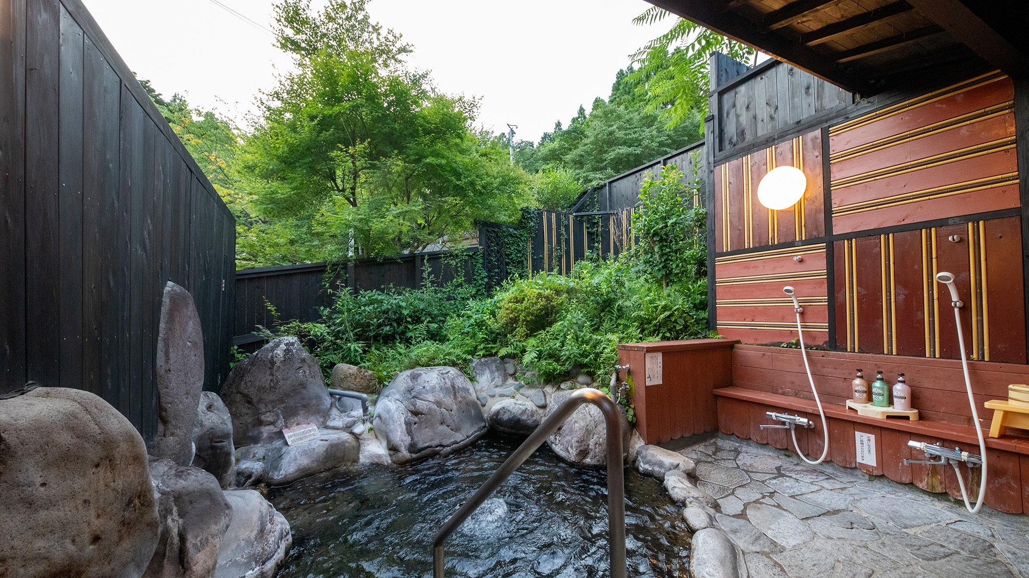 [Family open-air bath] Luxurious silence, bathe to your heart's content