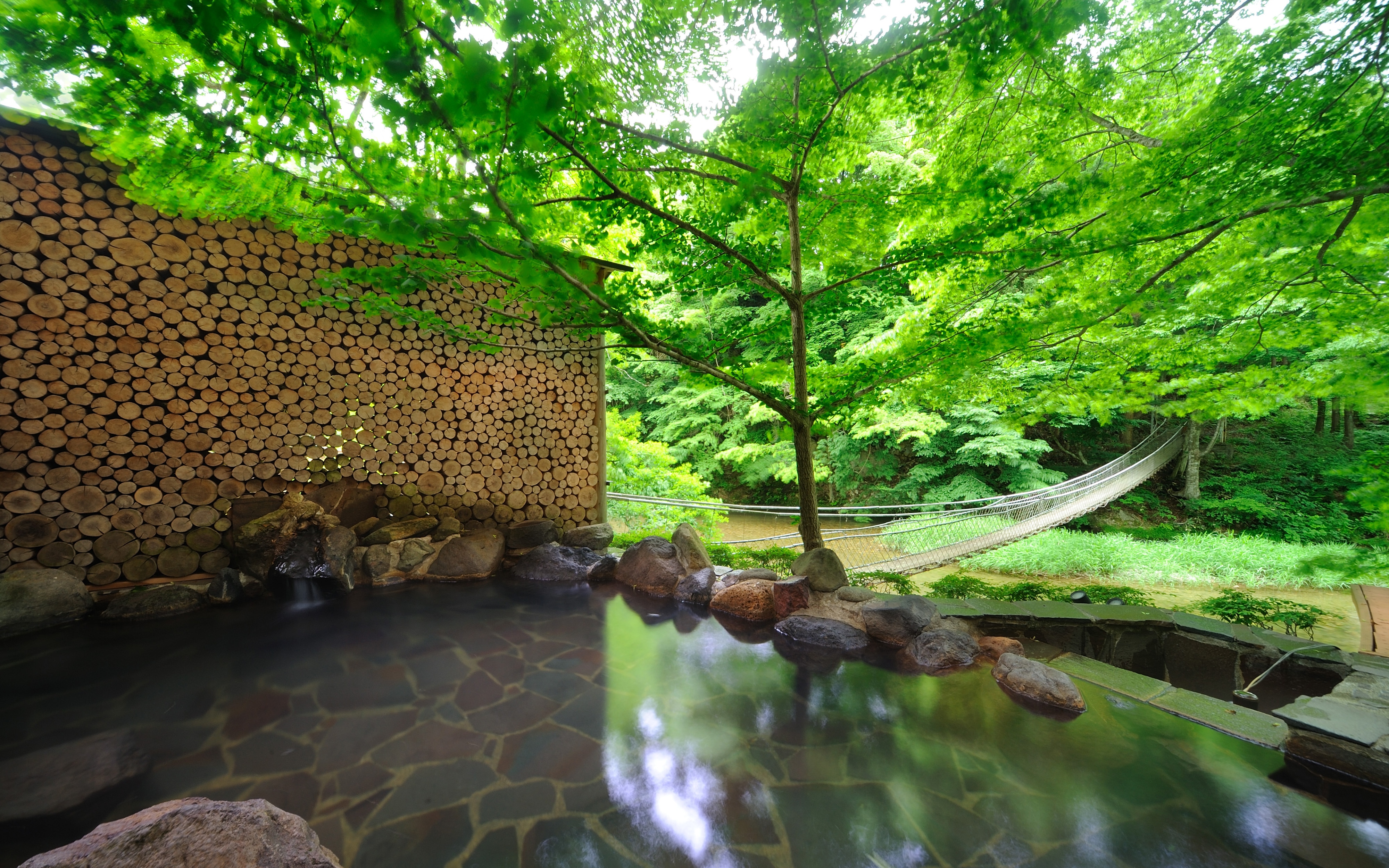 Kawanoyu "Iwa Open-air Bath" * ล้อมรอบด้วยแม่น้ำ Toyosawa และต้นไม้คุณสามารถเพลิดเพลินกับน้ำพุร้อนขณะอาบน้ำในป่า
