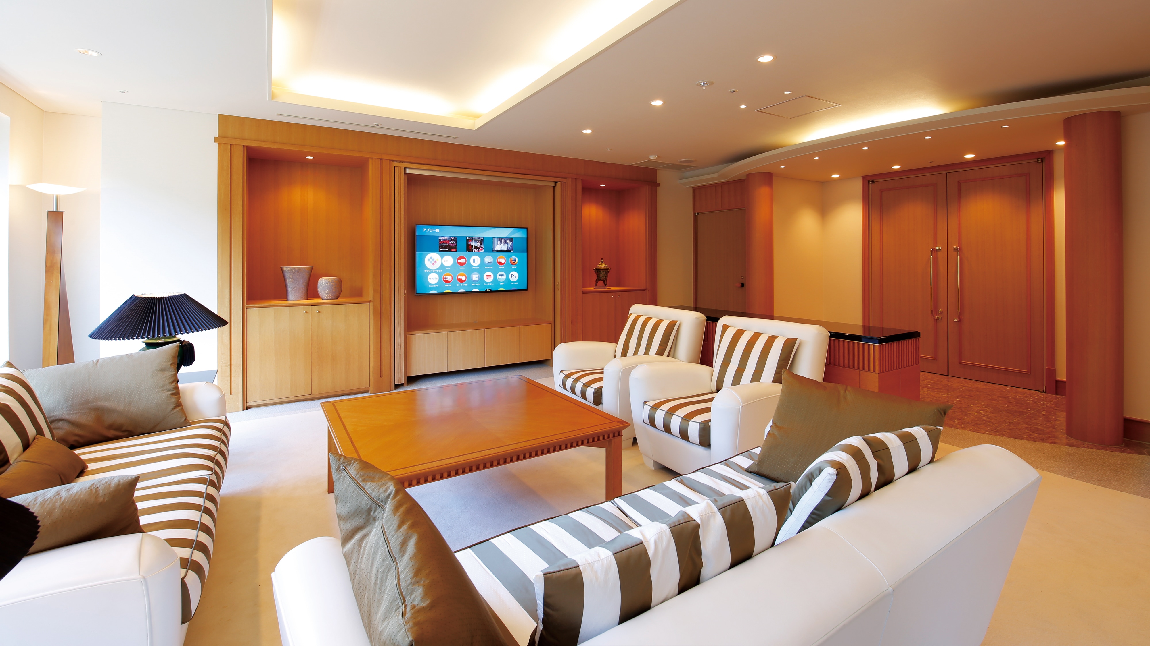 Royal Suite on the top floor ◆ A 60-inch 4k-compatible TV is available in the living room.