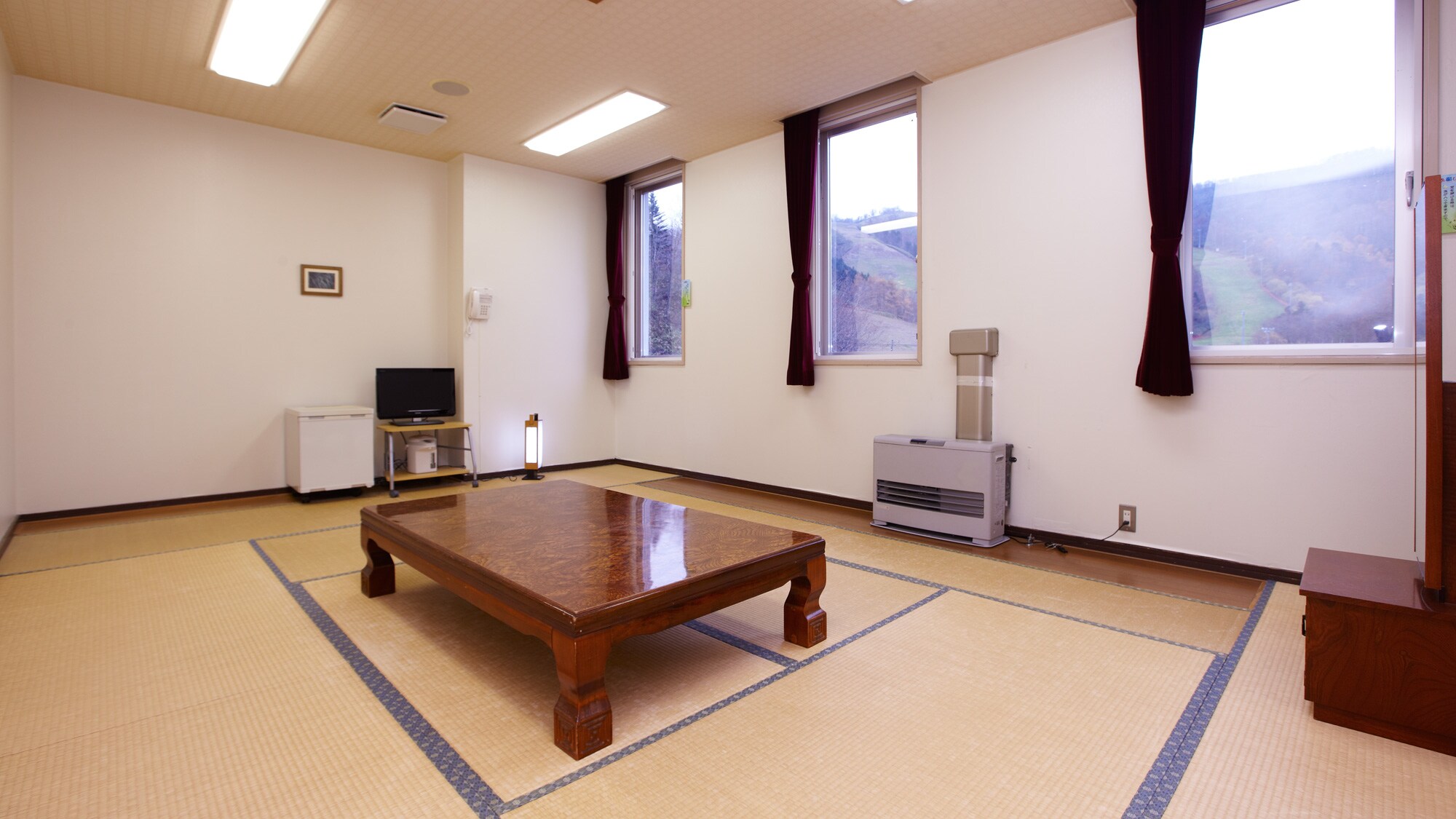 * Japanese-style room 10 tatami mats (example) / A spacious room for 1 to 4 people.