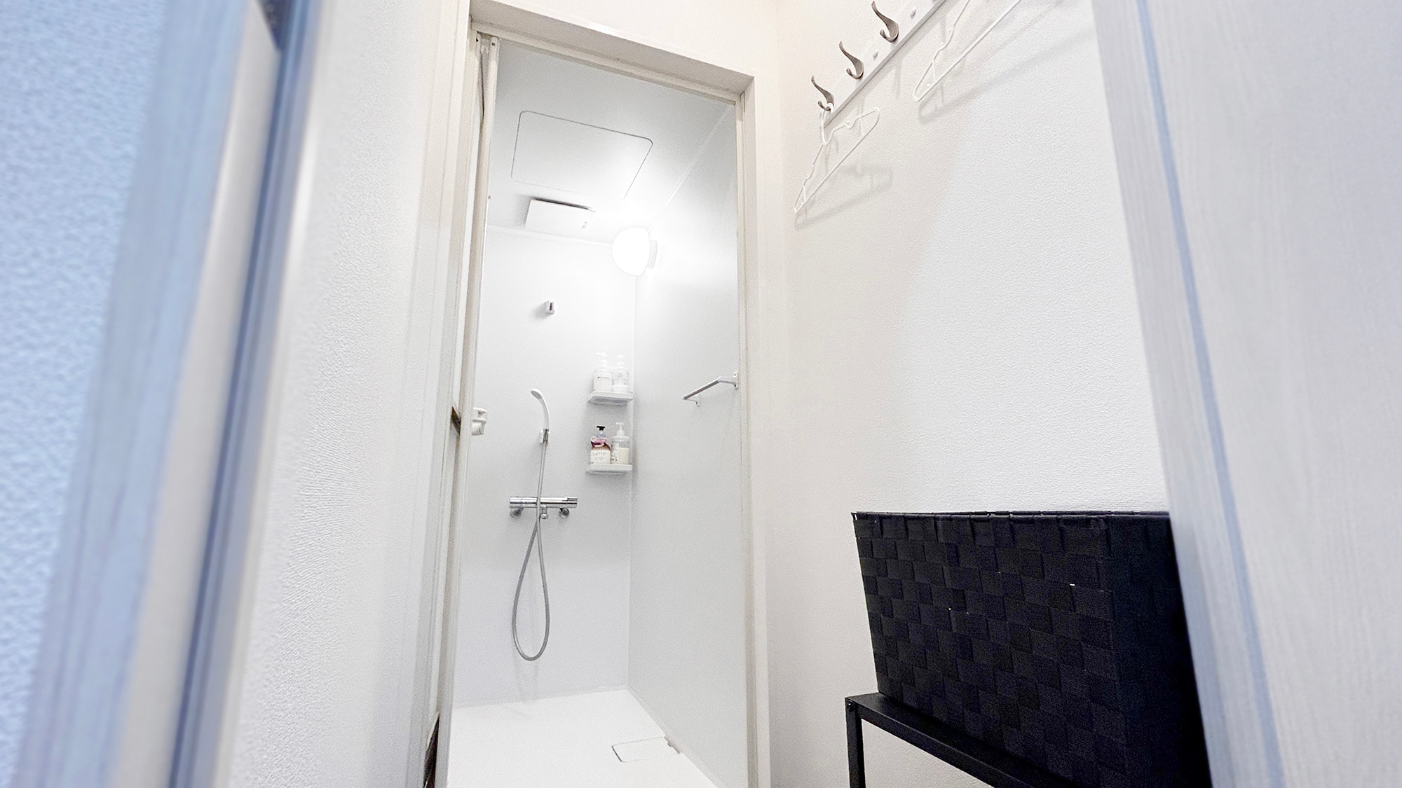 ・[WEST1F shower] It has an internal lock so you can use it whenever it is available.