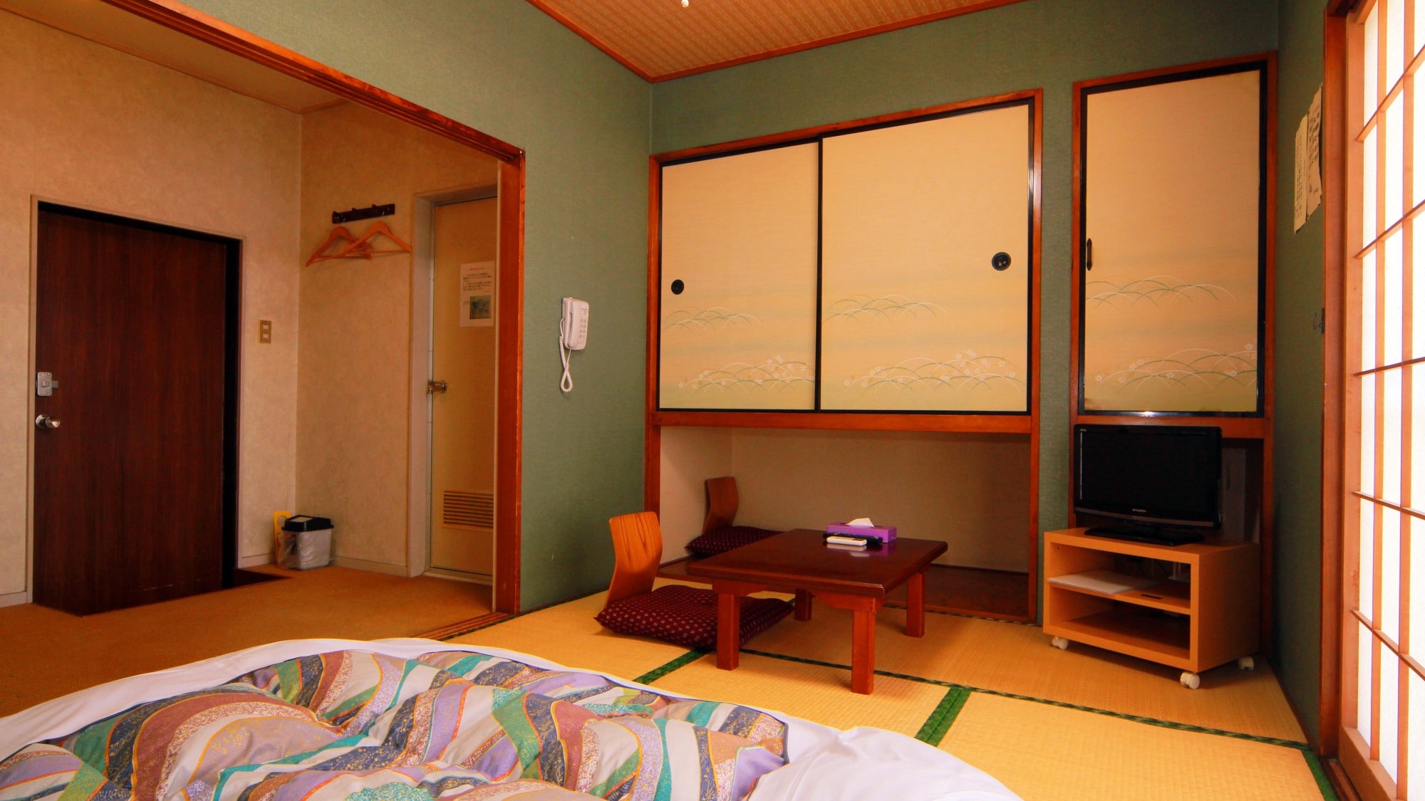 #객실 일례 고객의 인원수에 맞추어 방을 안내하겠습니다. 일본식 6 다다미 <다음 사이 있음> 버스트 화장실 포함