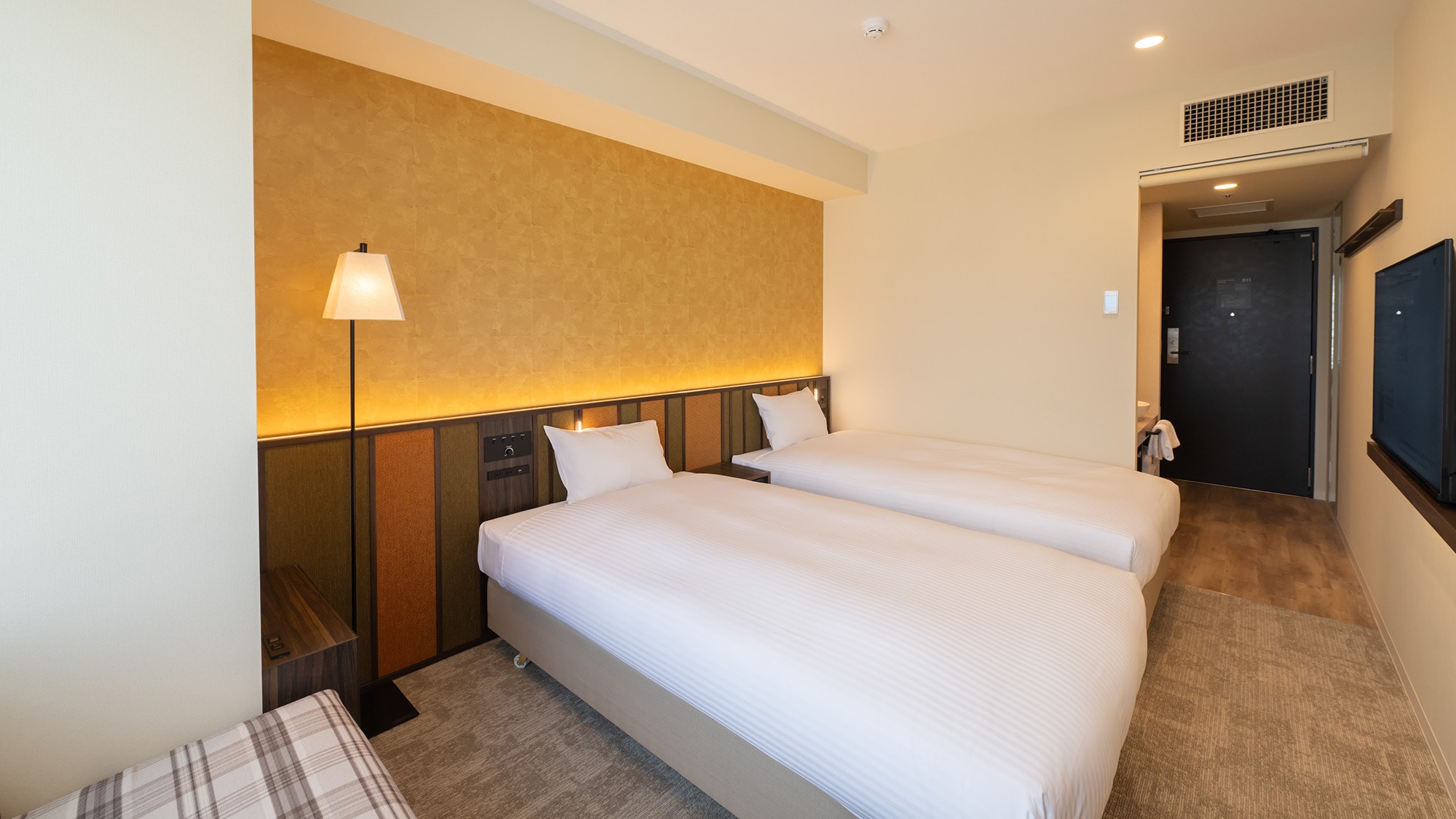 [Moderate Twin] Two 110cm wide beds are installed. Up to three people can stay on the sofa.