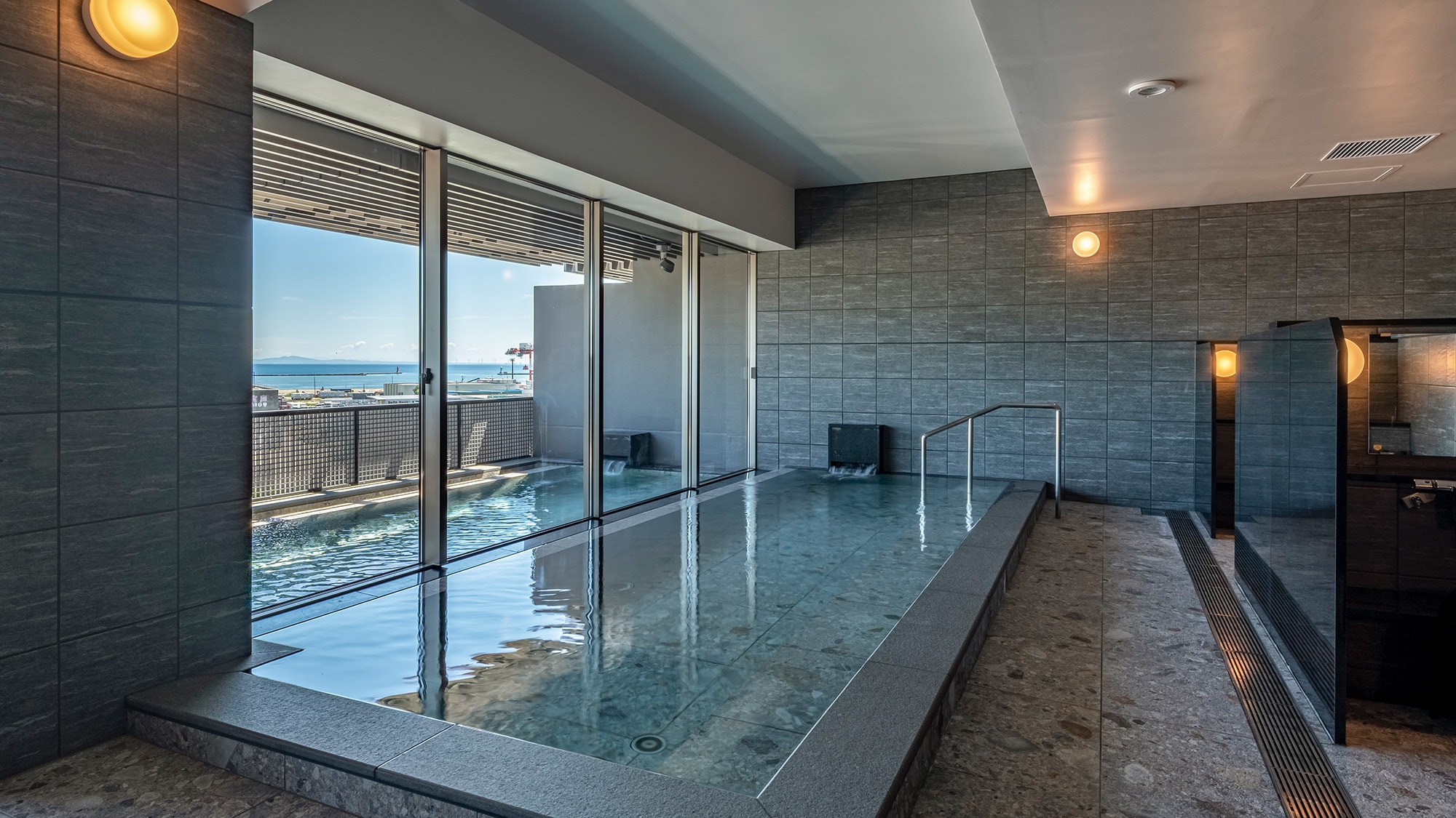 [Large bath] <6F> Relax and unwind in the spacious large bath where you can stretch out your arms and legs.