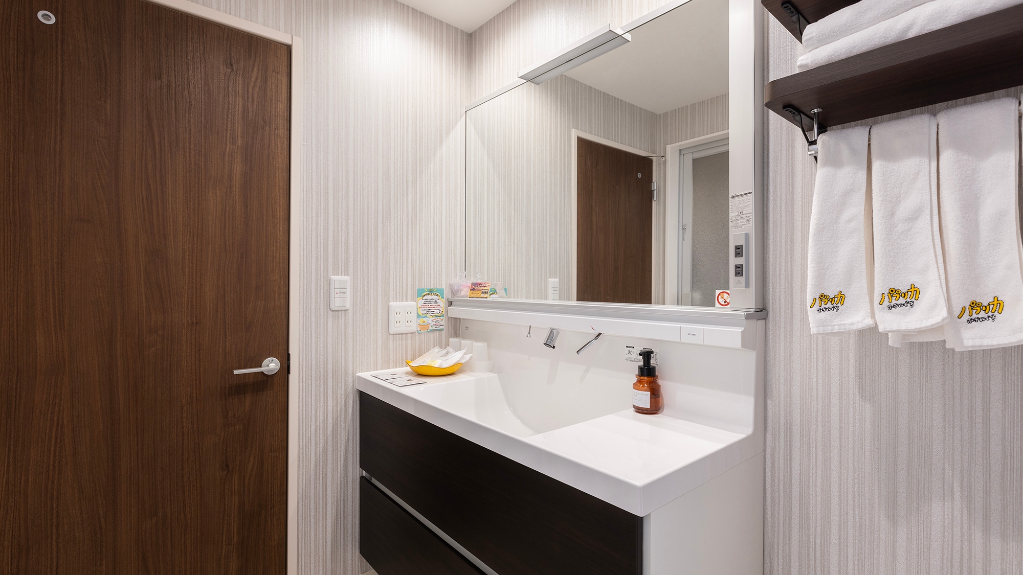 [Family Twin/Bathroom] Spacious, making getting ready in the morning a breeze!