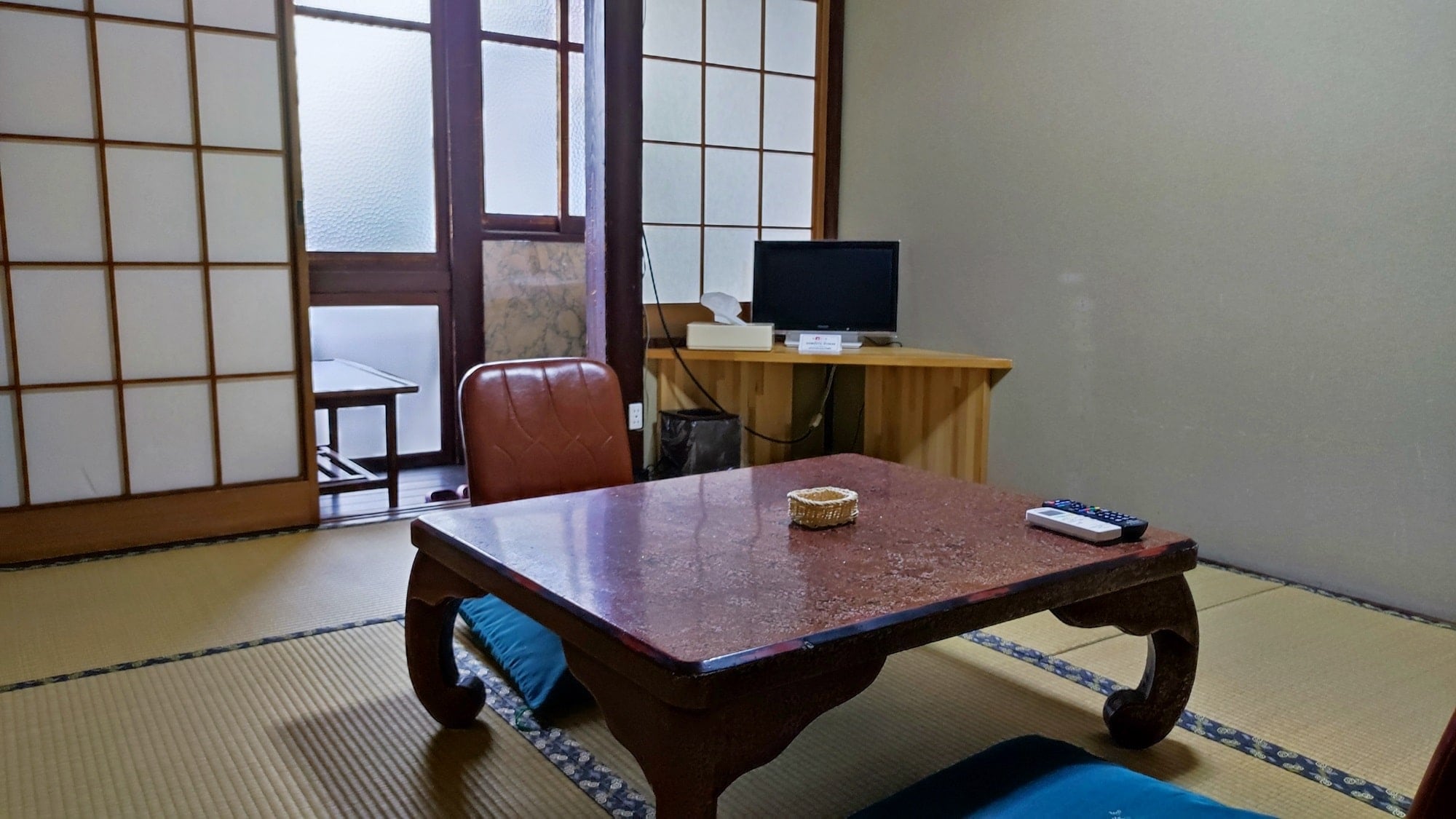 * One guest room (6 tatami mats) / Old-fashioned frosted glass windows are popular with customers.