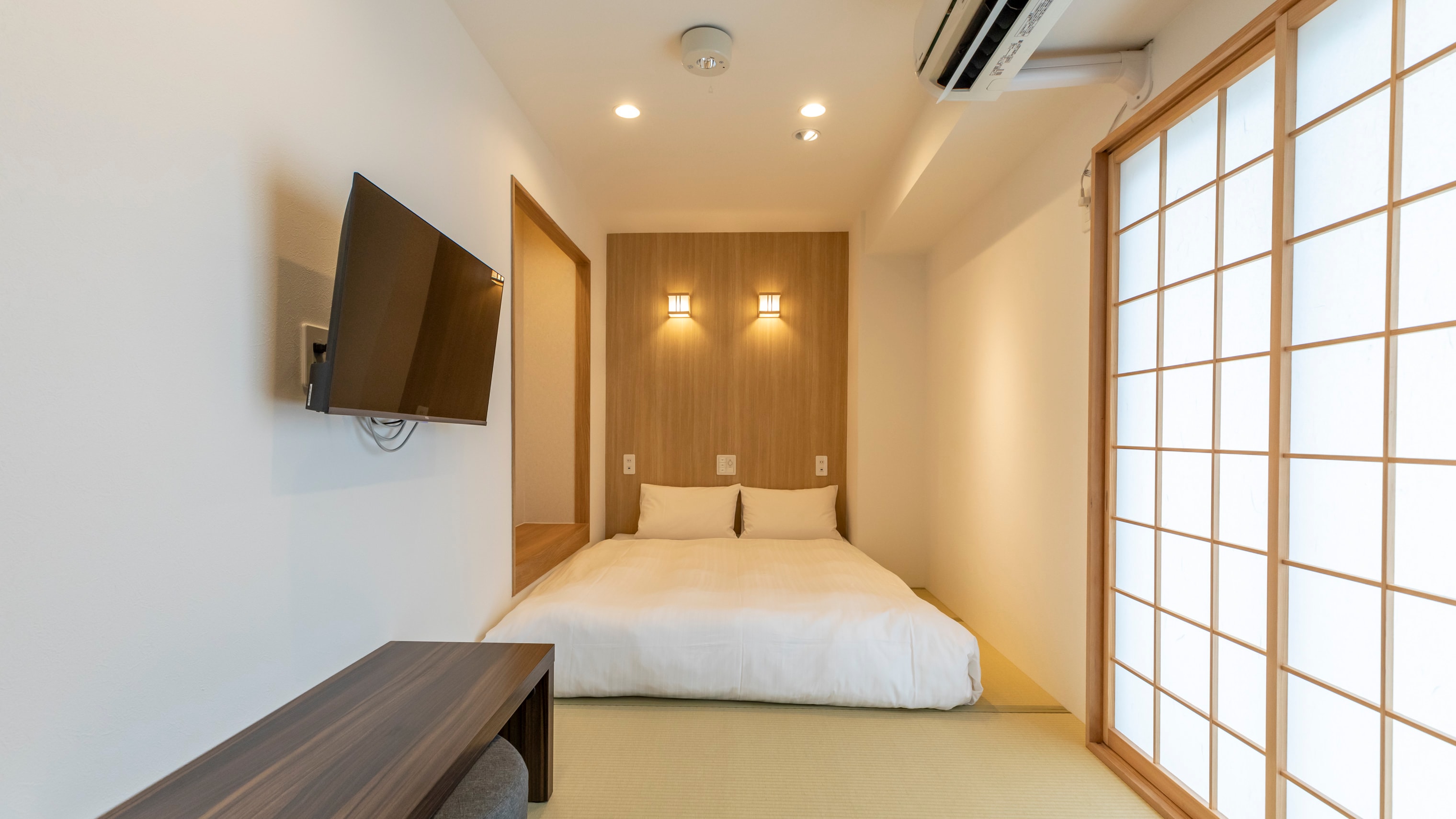 [Non-smoking] Modern Japanese-Western style room for 1-4 people