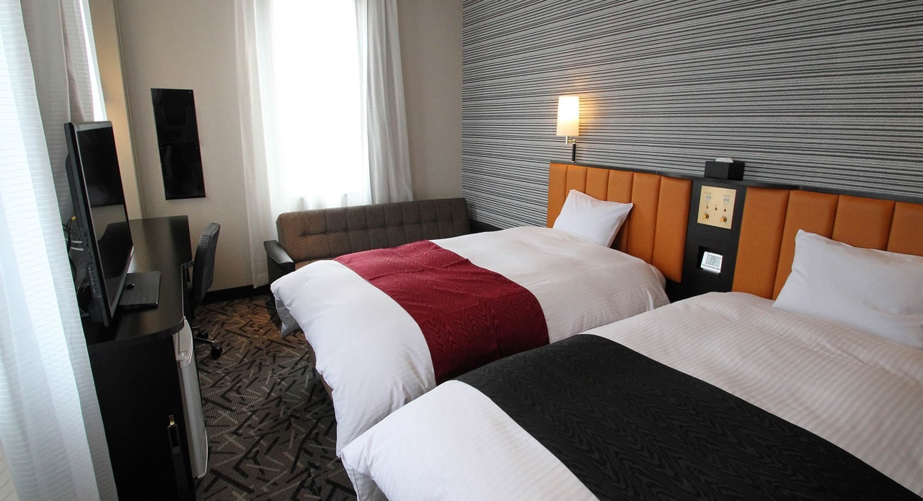 Tempat tidur kembar + sofa