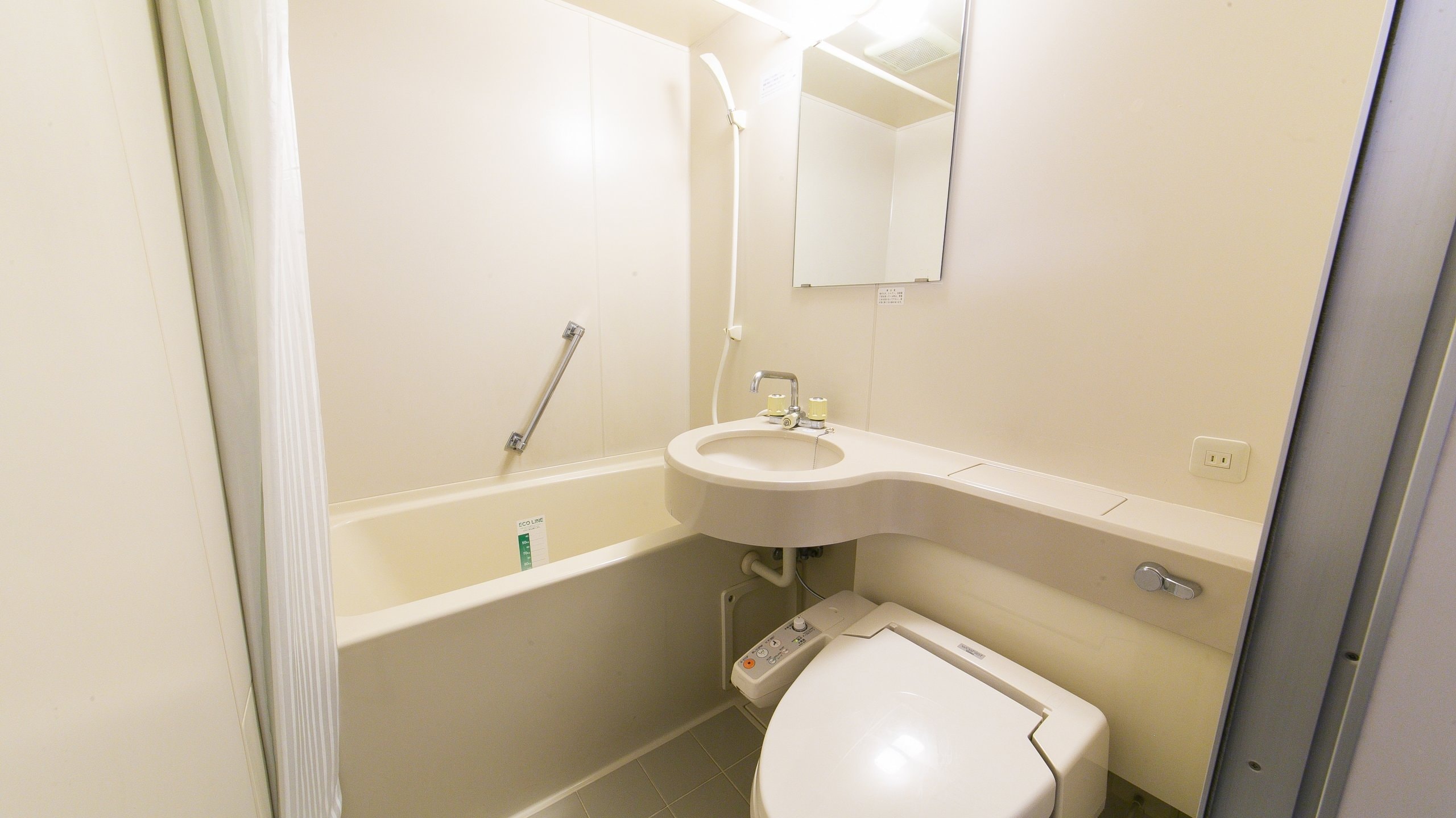 Kamar mandi unit dengan dudukan toilet berpemanas