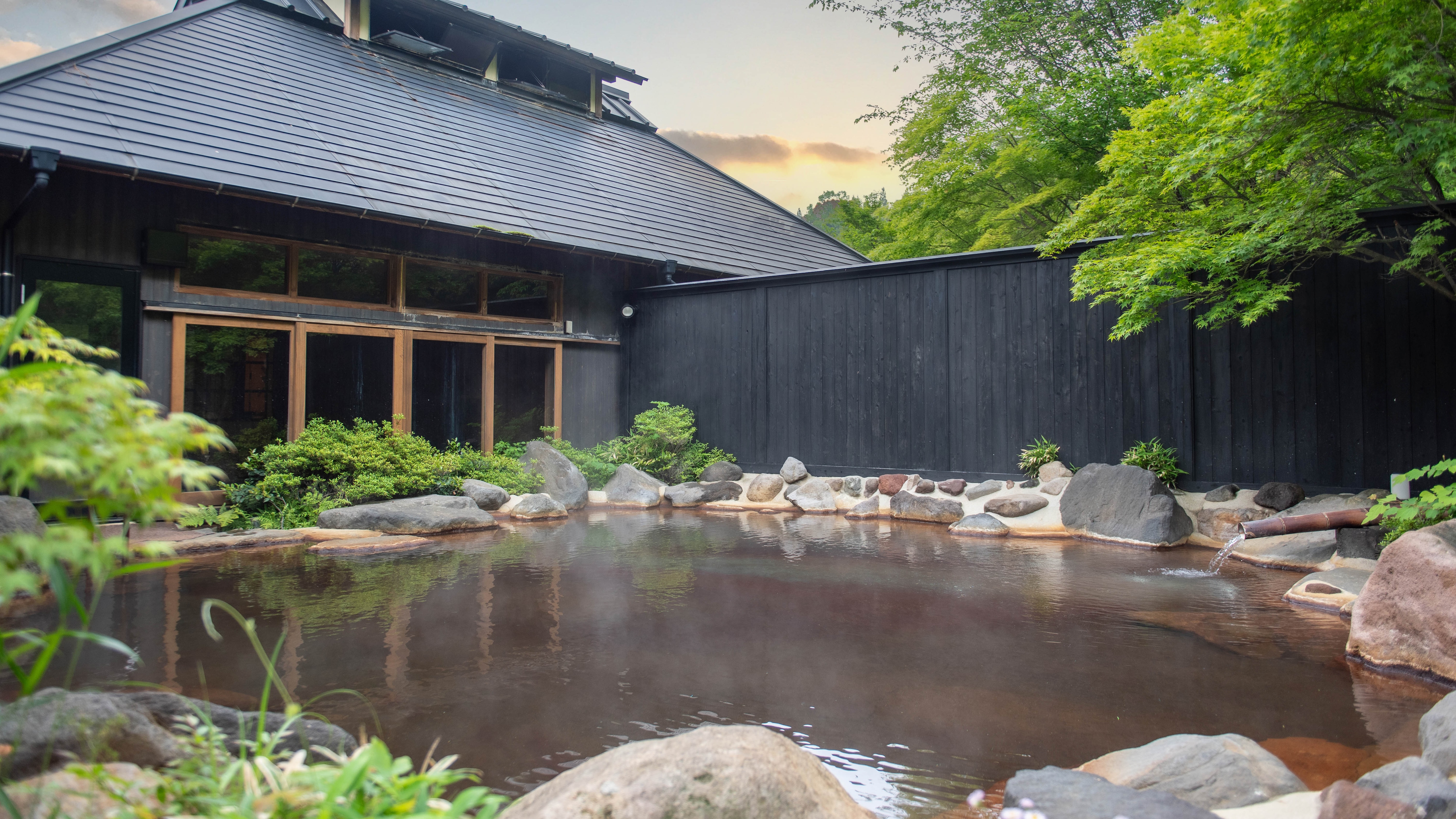 계절마다 다른 경치와 함께, 노천탕에서 느긋한 한때를 보내 주세요.