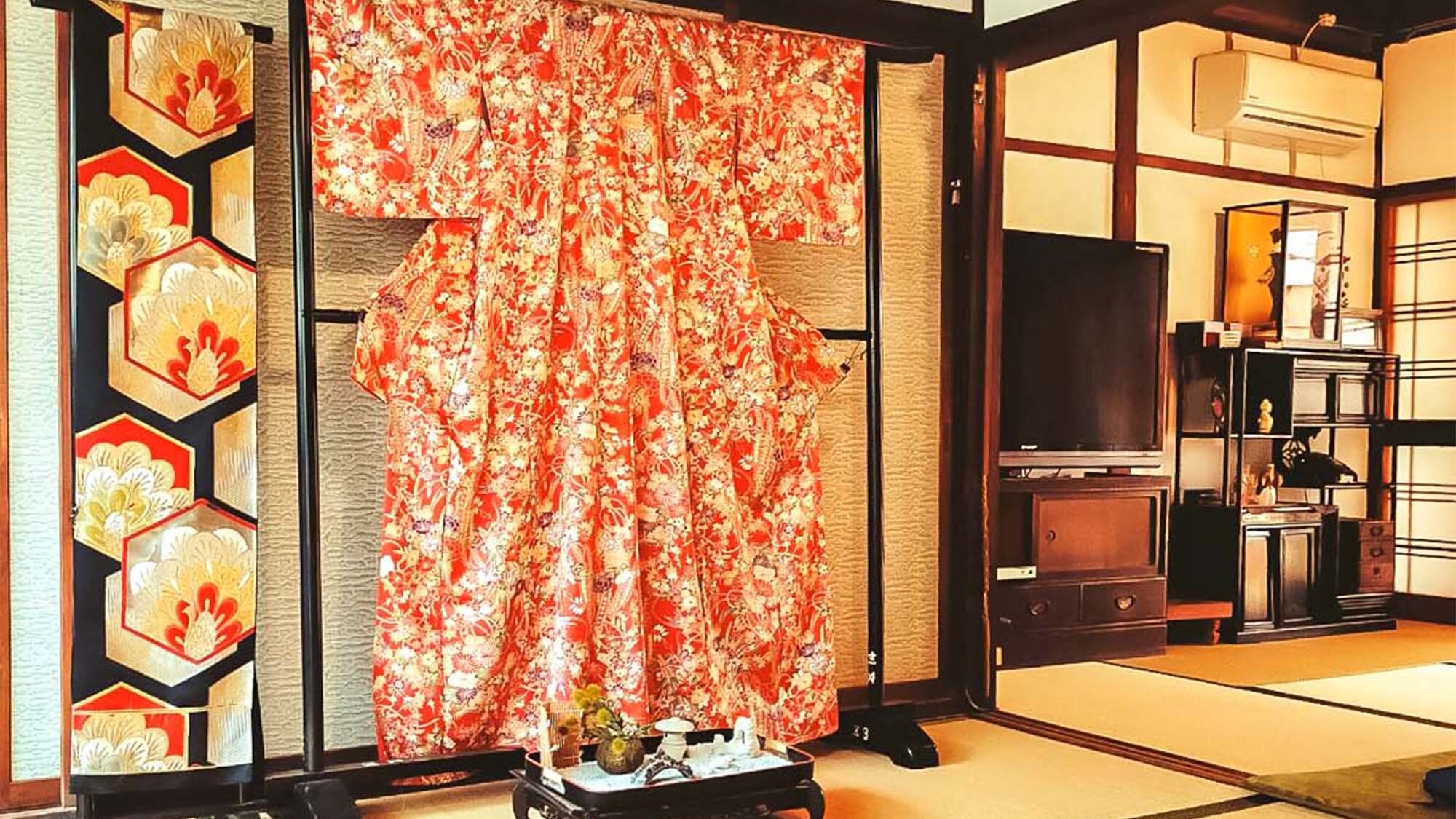・ Kimono and obi are on display. Please have a look nearby