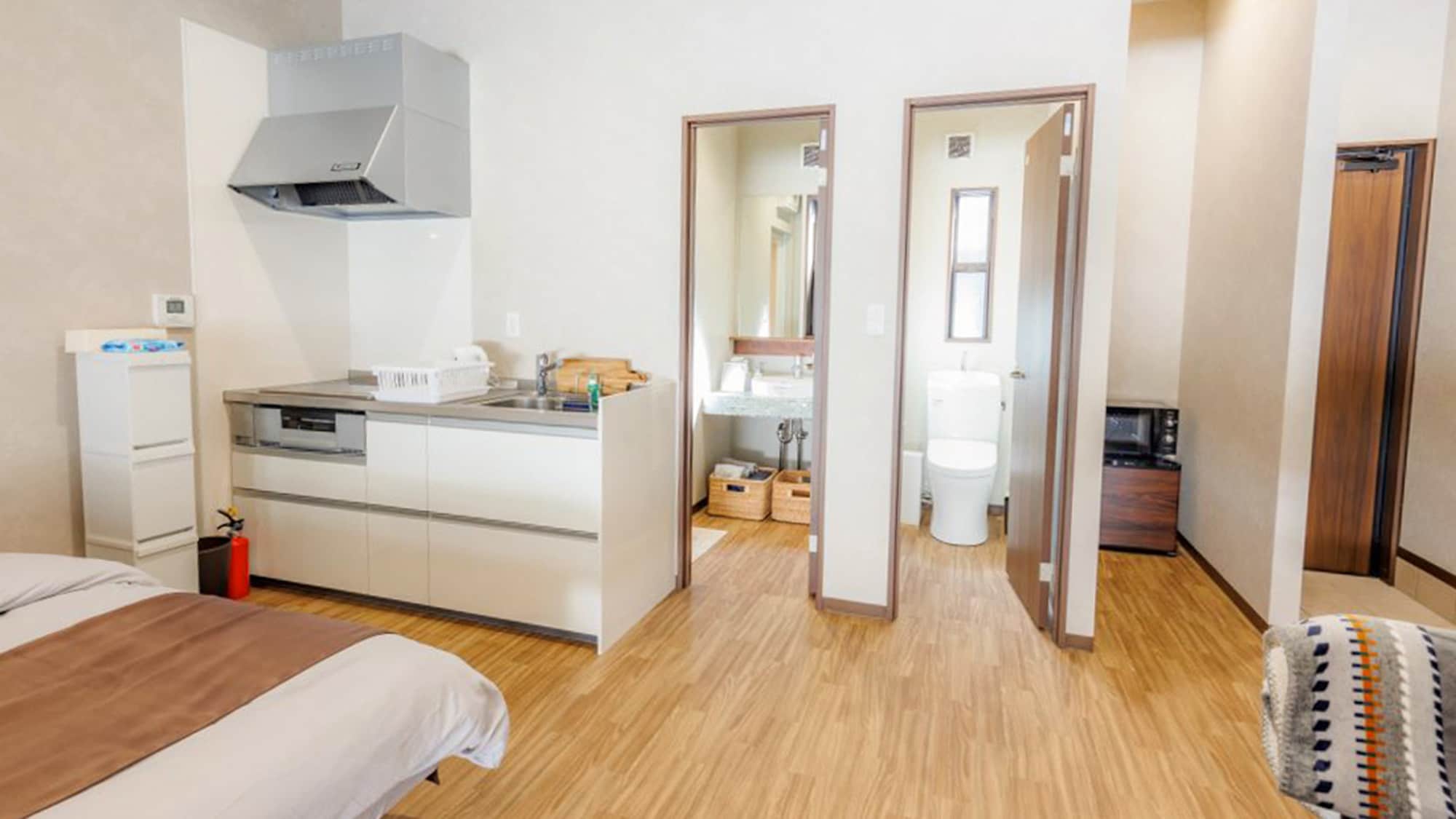 ・[Cottage A] Although compact, this room is fully equipped with a kitchen, bathroom, and toilet.