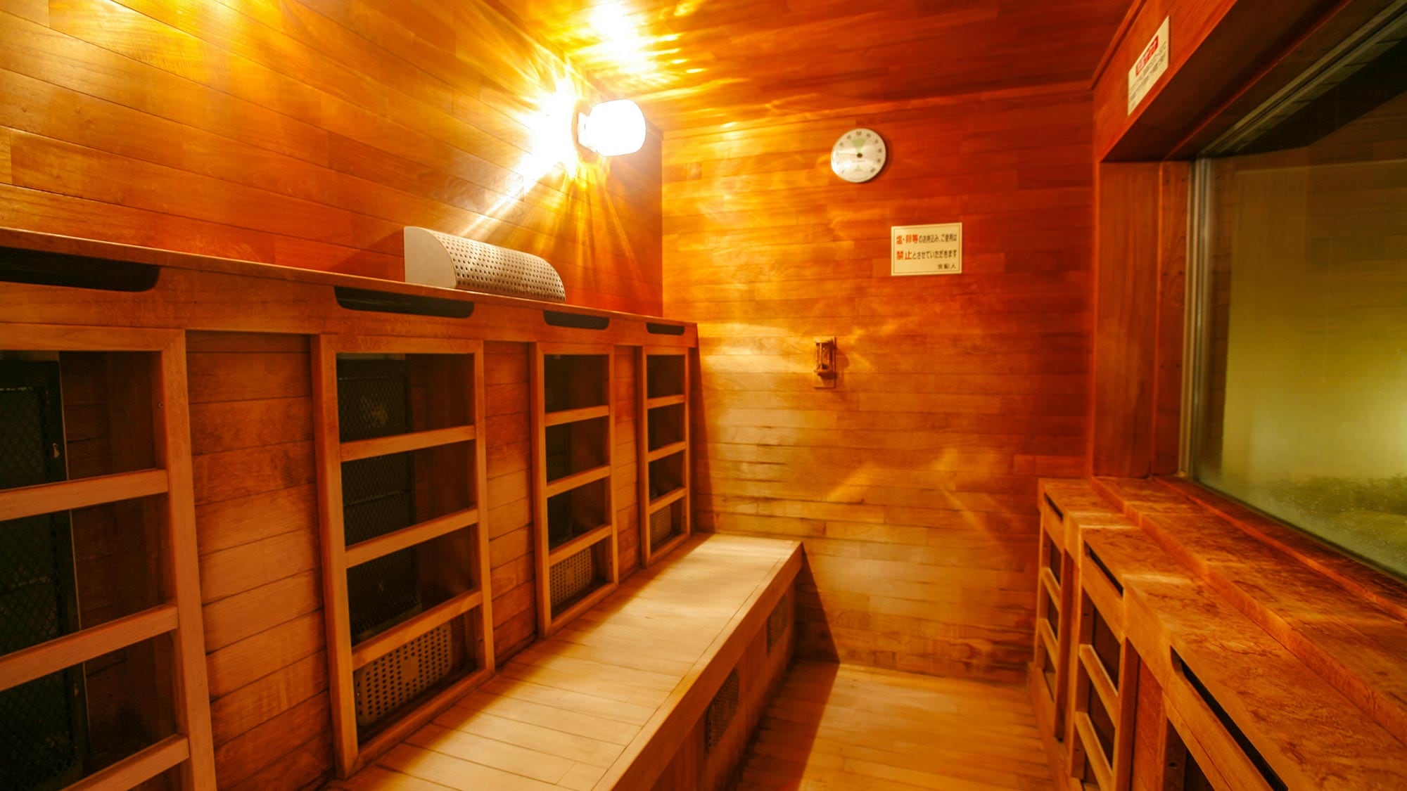 Sauna: The sweating action also has a detoxifying effect, helping you to refresh yourself from everyday fatigue.