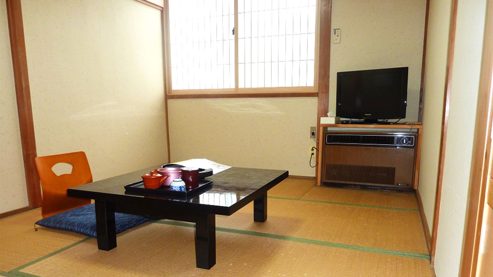 ・<For day trips> One example of a 6 tatami Japanese-style room on the first floor. Conveniently located near the bath and toilet.