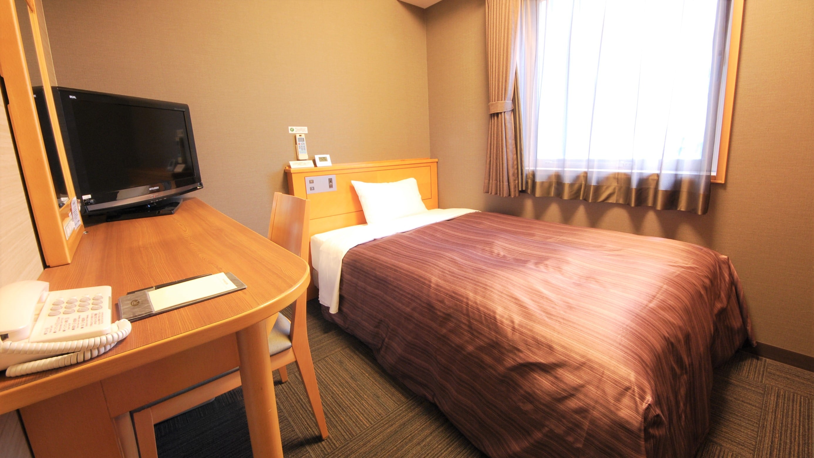 ● Single room A (next to the elevator) Area 10㎡-12㎡ Bed width 120cm (semi-double bed)