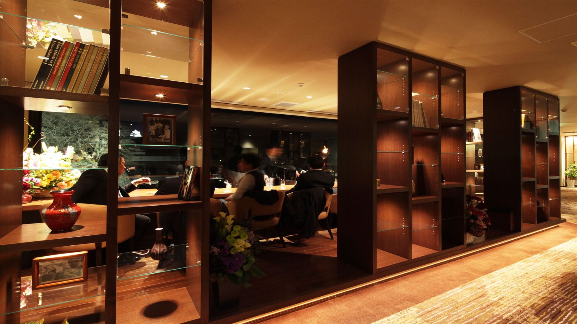 Library lounge / A space where you can relax and cherish your private time.