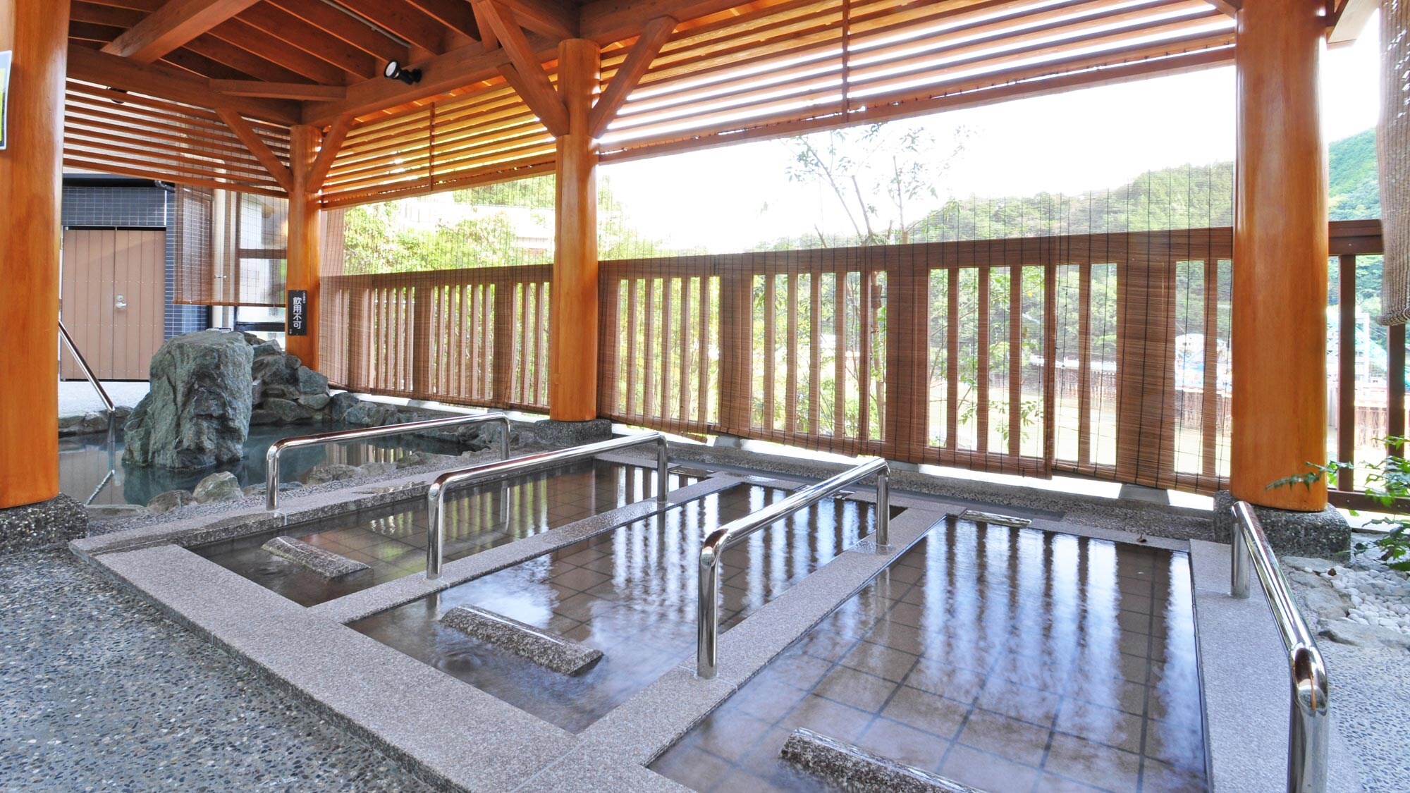 [Open-air bath / sleeping bath] You can see the Kanokawa Dam over the bamboo blinds.