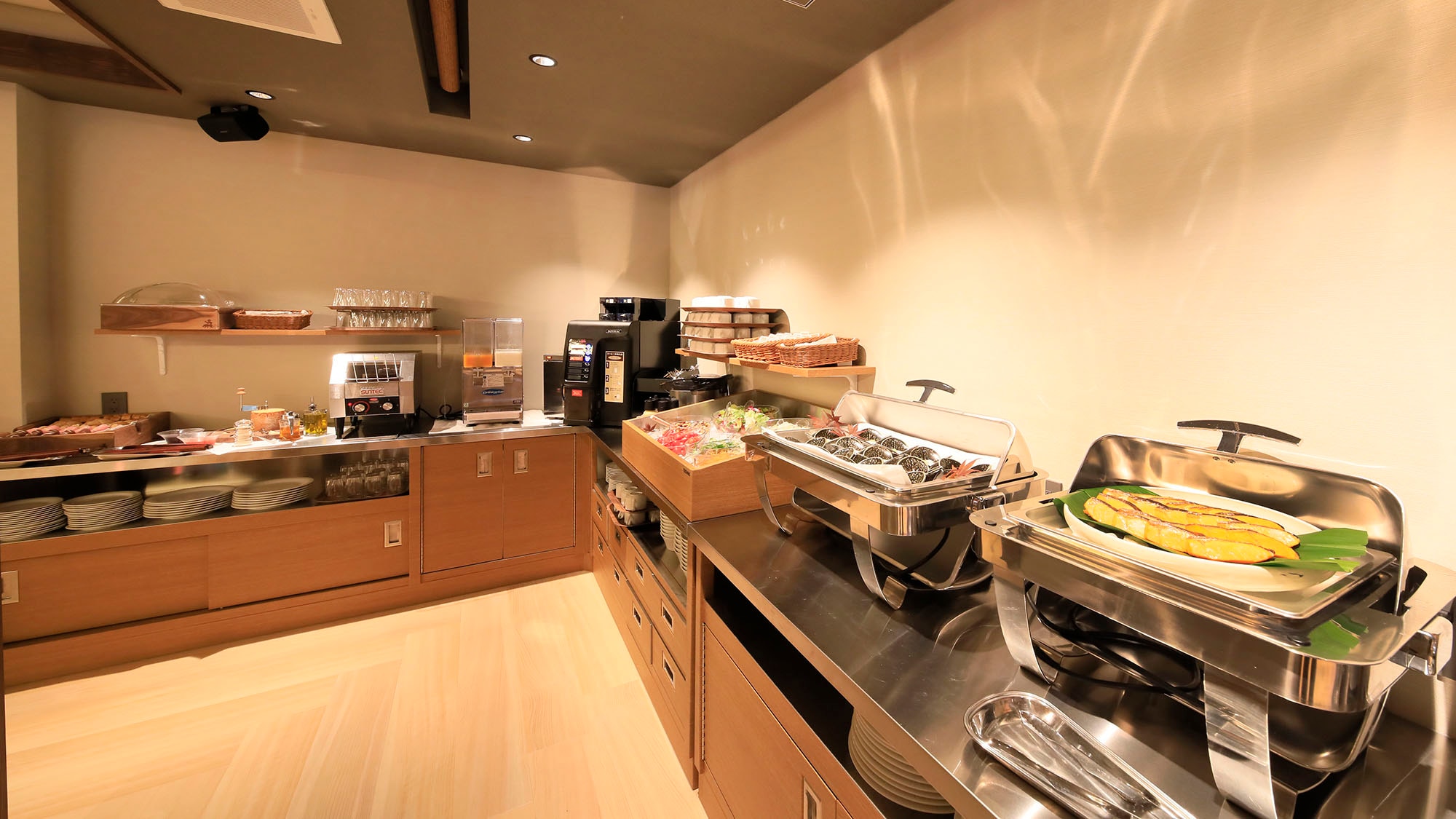Enjoy a half-buffet breakfast (Japanese and Western) made with seasonal ingredients.