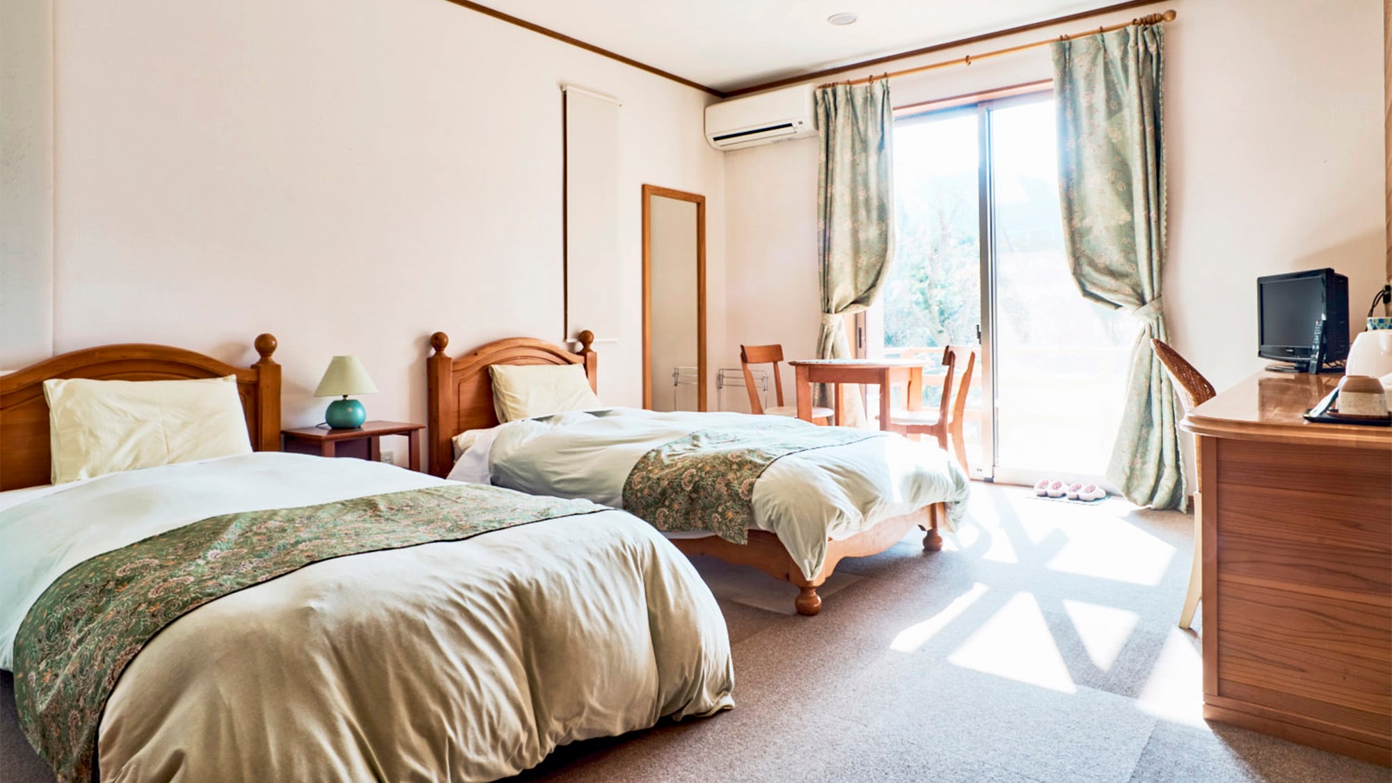 *Twin room example: Recommended for couples! You can see the beautiful nature of Hachijojima from the window.