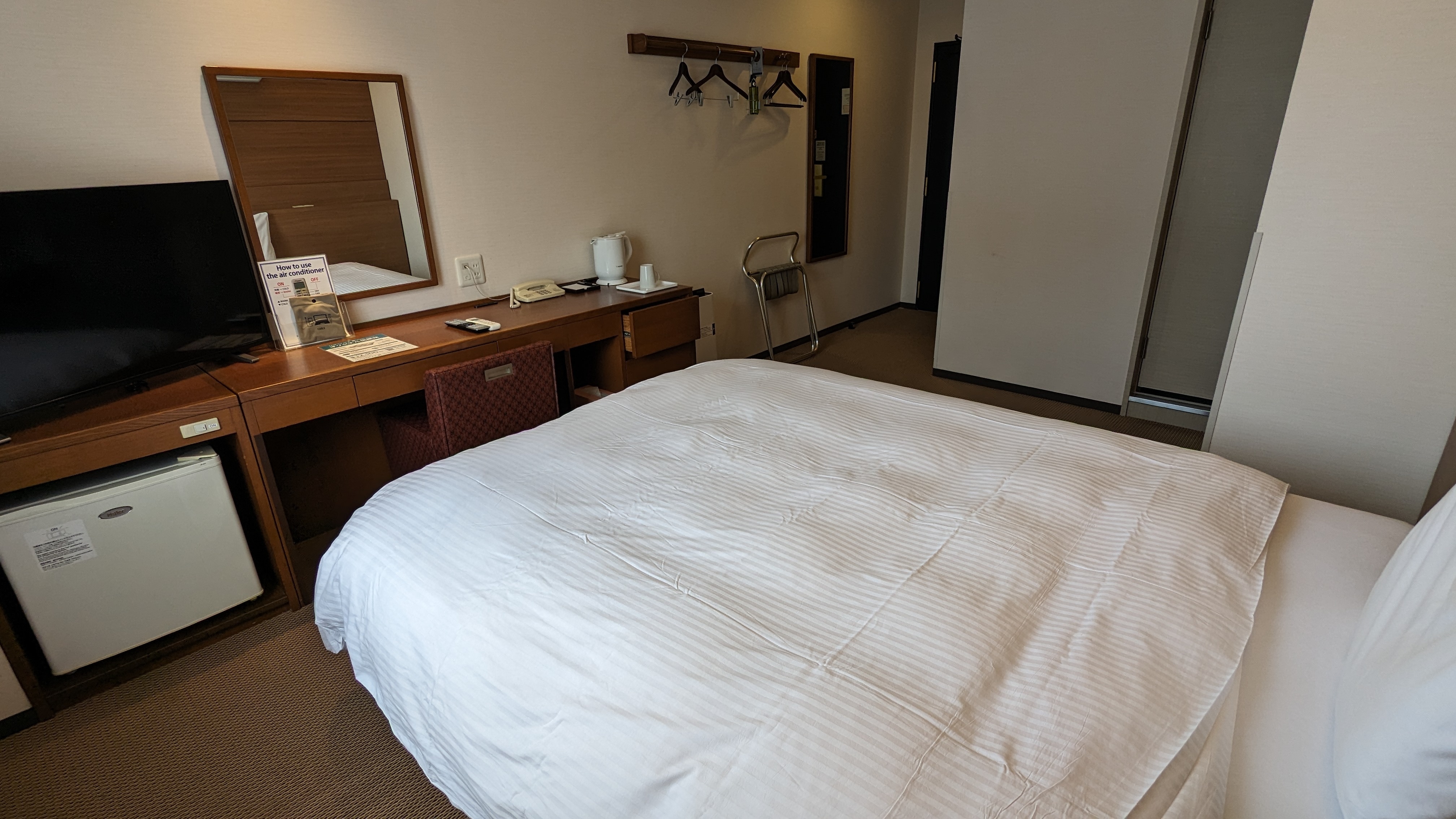 Single room: 21 square meters, equipped with a 150cm wide queen-size bed