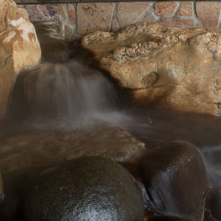 Beautiful skin hot water containing metasilicic acid