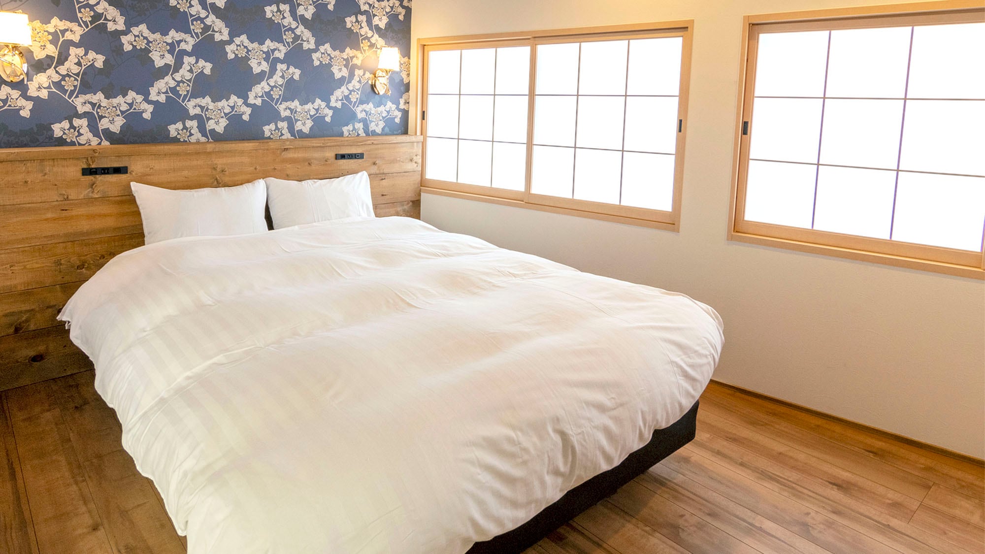 ・6-person room: 3 double-sized beds