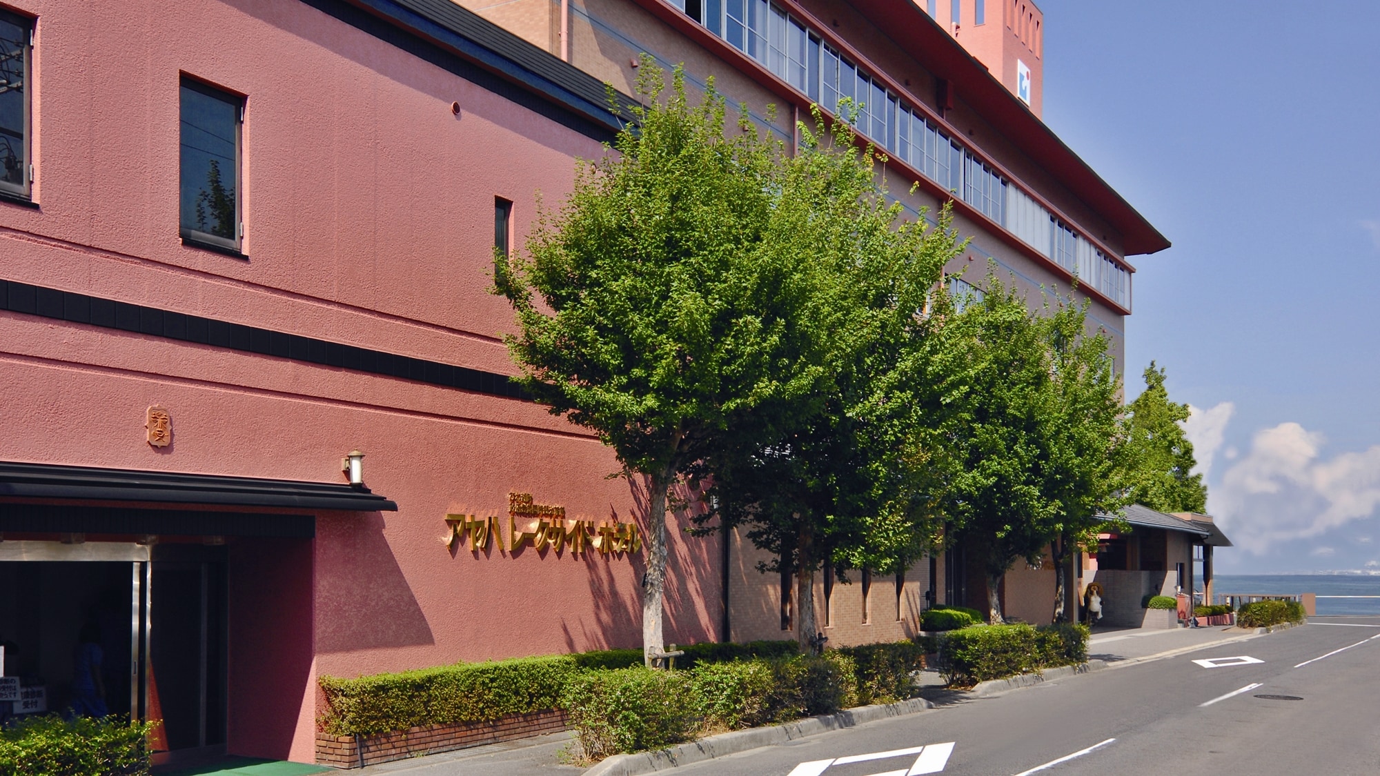 *[Exterior] A superb location with the majestic Lake Biwa stretching out before you.