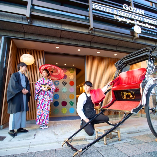 [Optional service] If you and your partner are wearing kimonos, try riding a rickshaw at least once!
