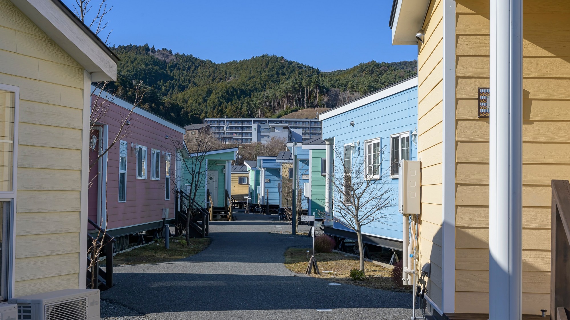 ☆Red, blue, yellow...an extraordinary space lined with pastel-colored trailer houses.