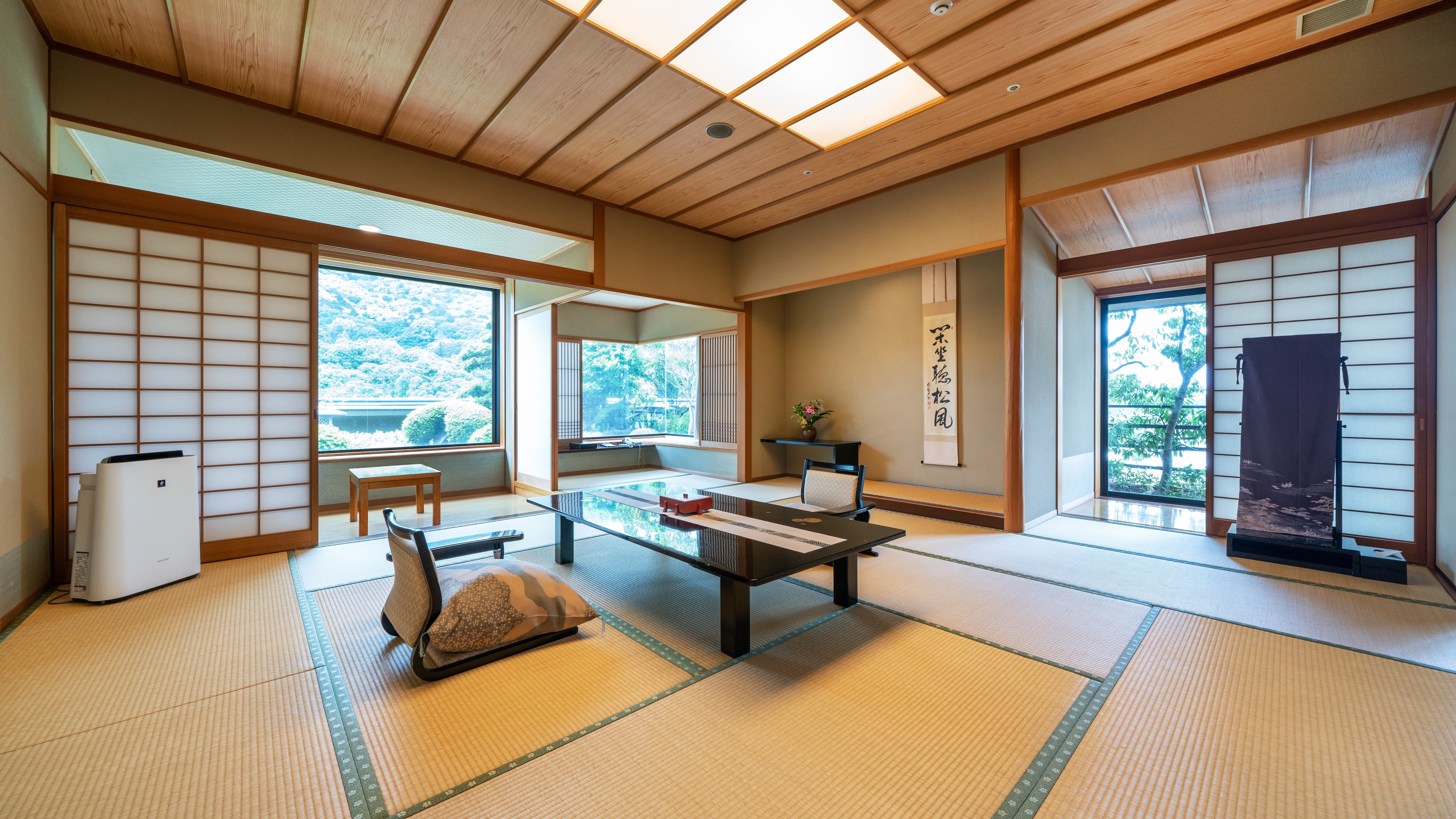 The special room is located on the 5th floor of Hitenkan. [Hitenkan] Guest room with open-air bath