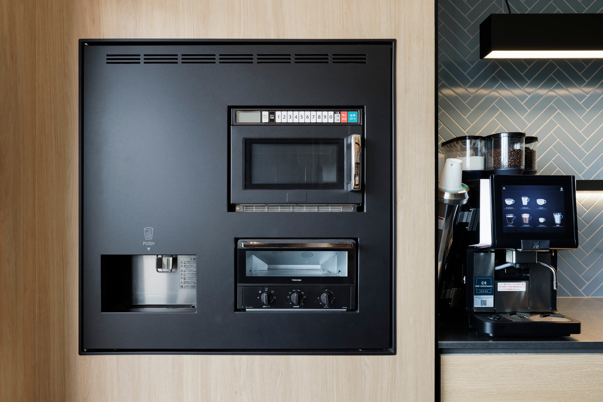 Shared space: Equipped with a free cafe where you can eat as much as you like, a microwave, and an ice machine.