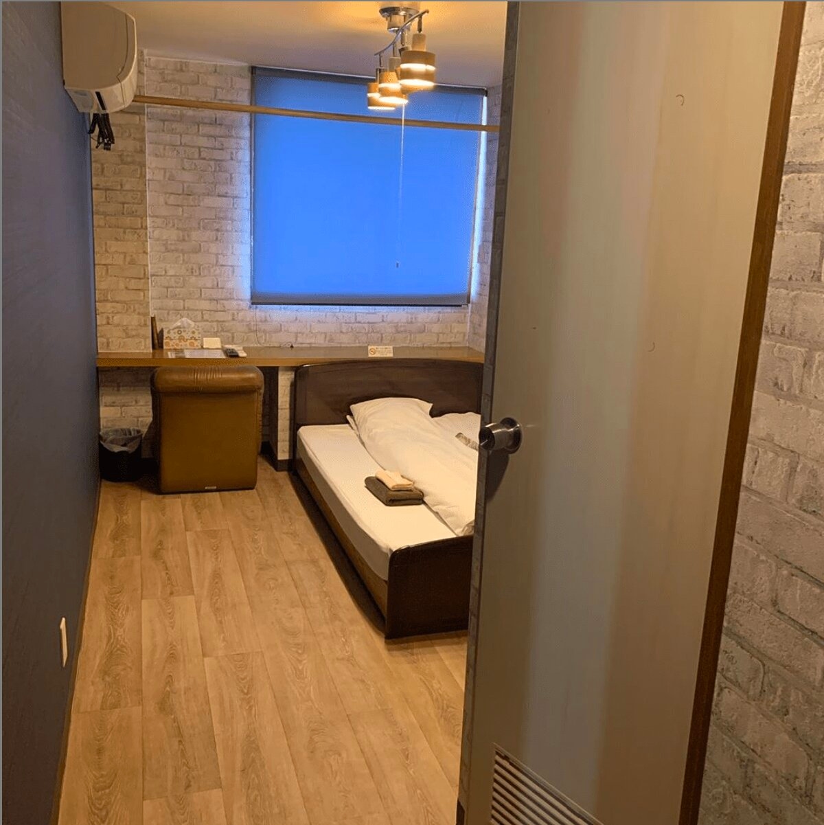 Western-style single room with indoor bath and toilet