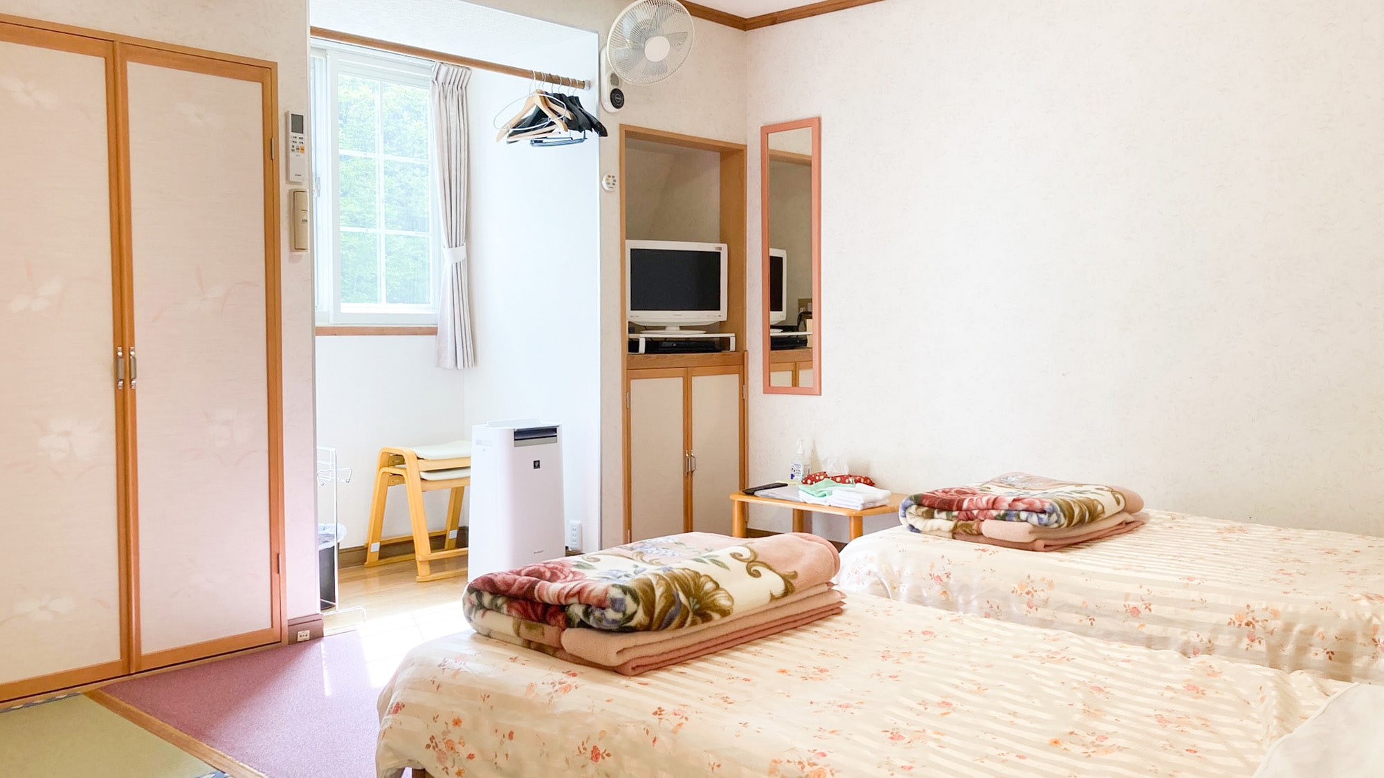 ・[Japanese-Western room] Chairs are provided so you can relax and watch TV.