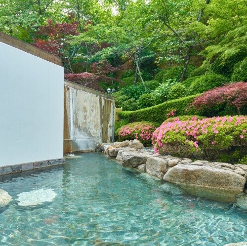 You can relax and unwind from the outdoor bath while enjoying the view of the garden and seasonal scenery.