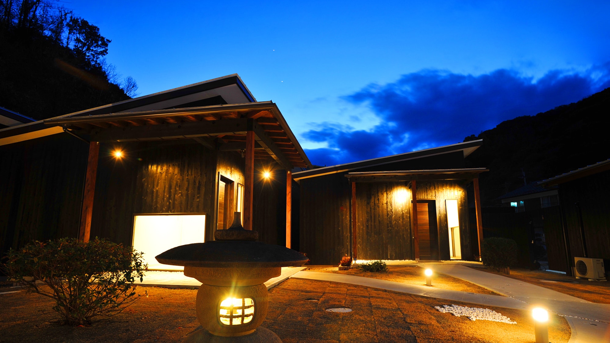 [Exterior of facility] At night, the atmosphere becomes extraordinary and quiet (example)